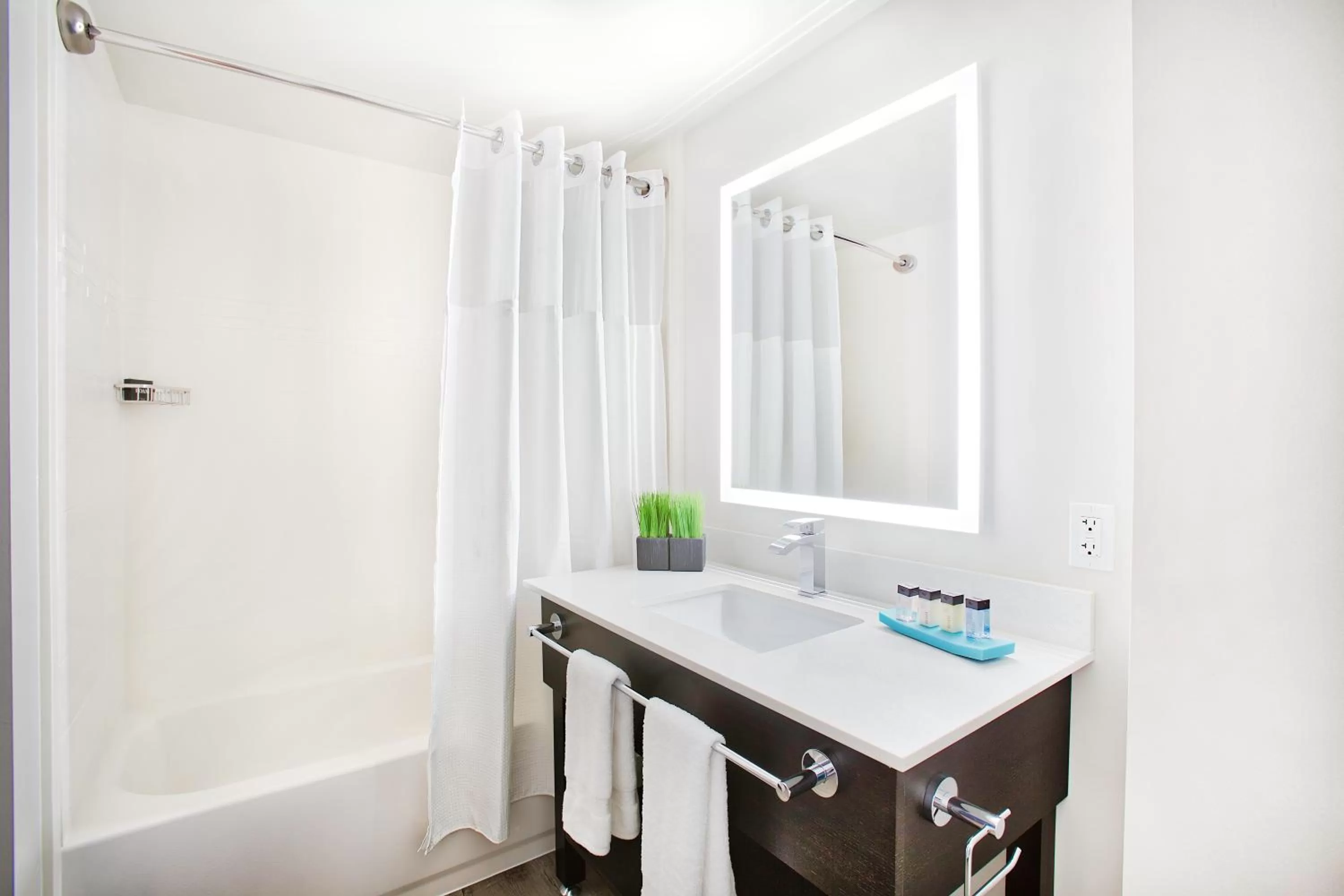 Bathroom in Hotel Interurban Seattle Airport SeaTac