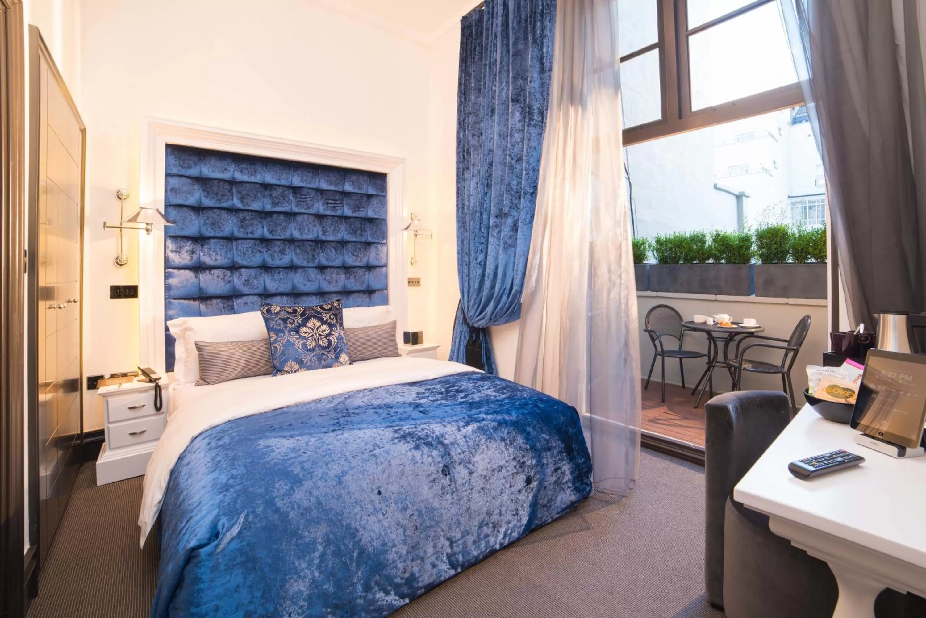 Photo of the whole room, Bed in The Exhibitionist Hotel