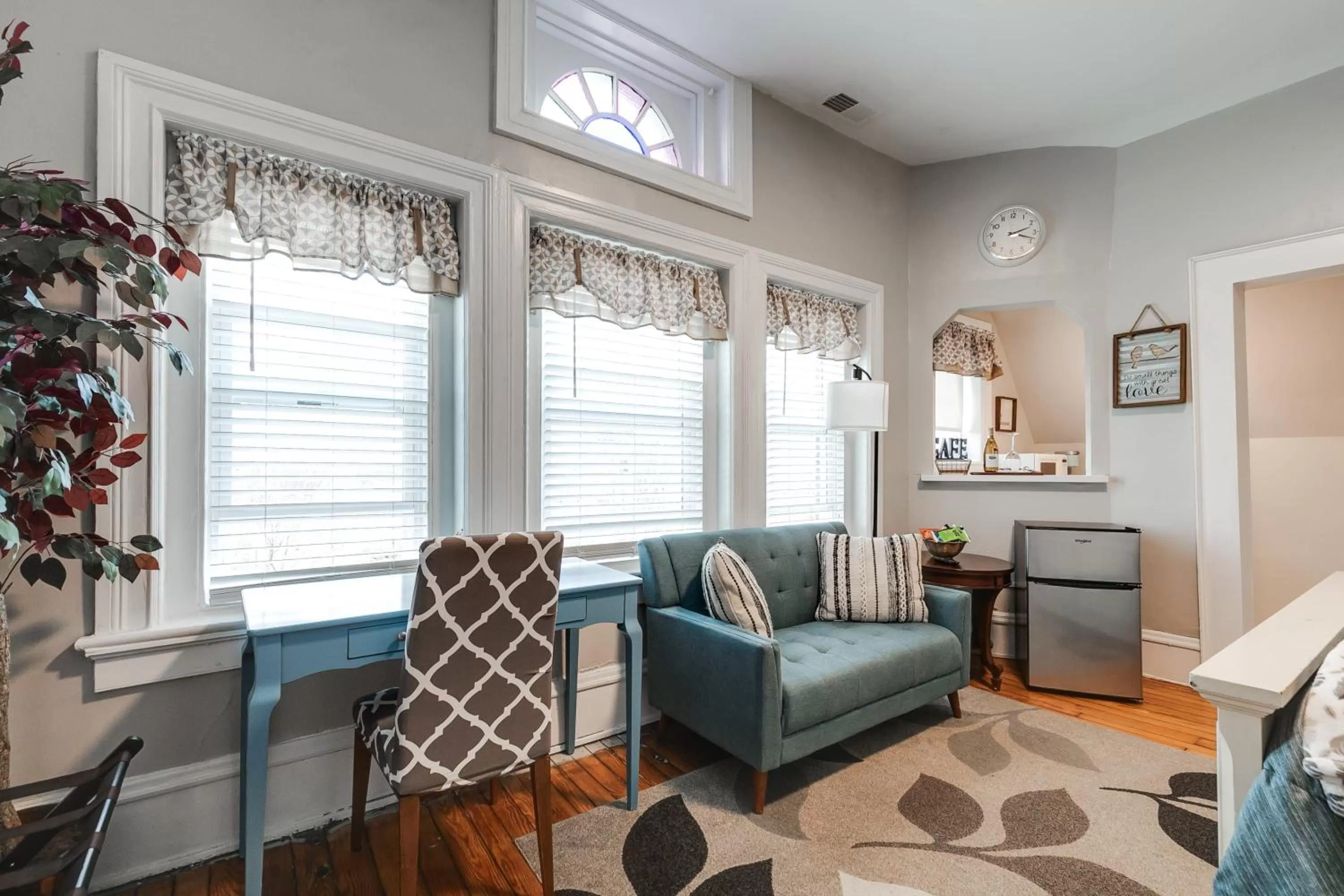 Seating Area in G7 central location museums free parking