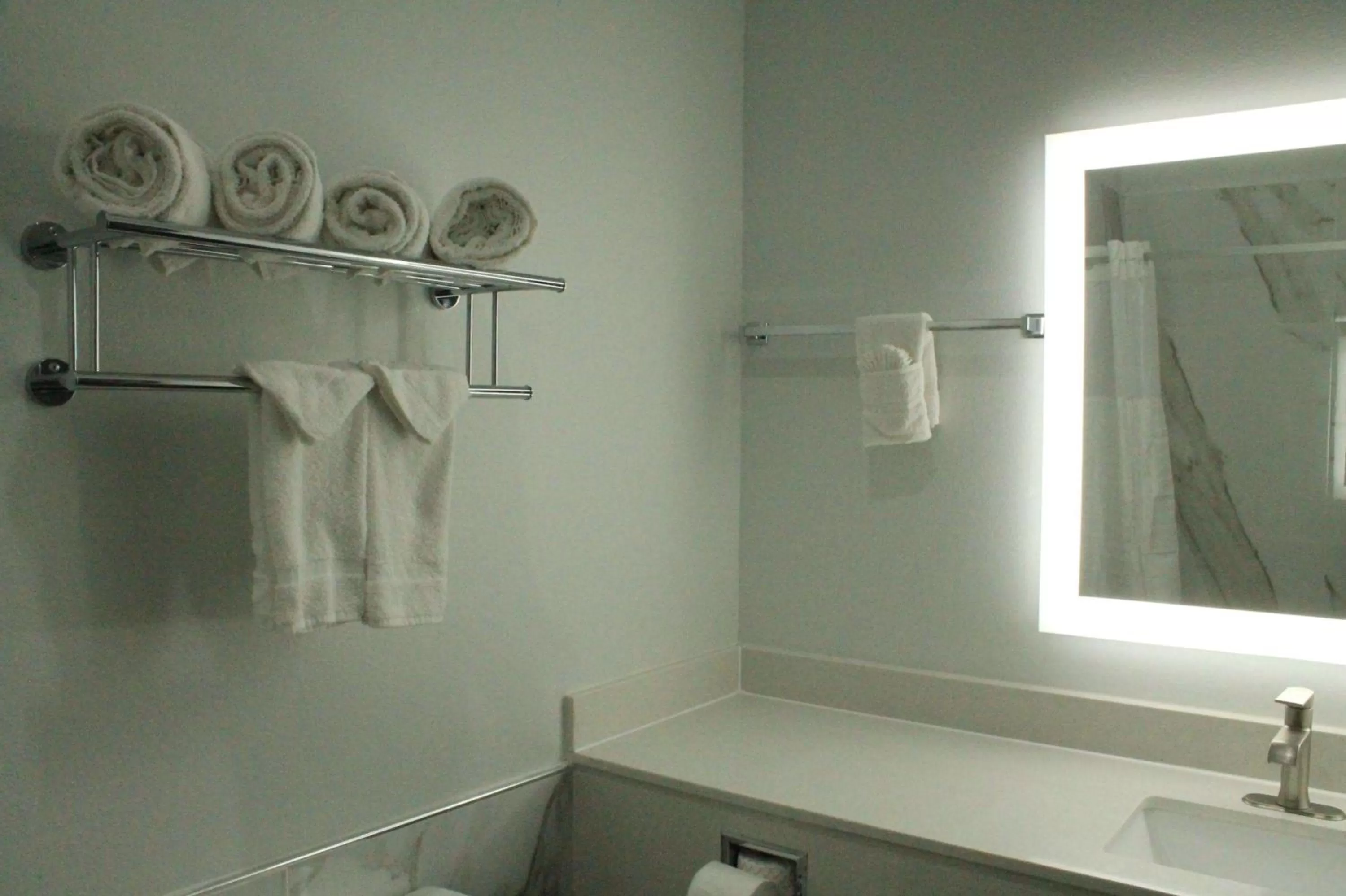 Photo of the whole room in Studio 6 Katy, Tx