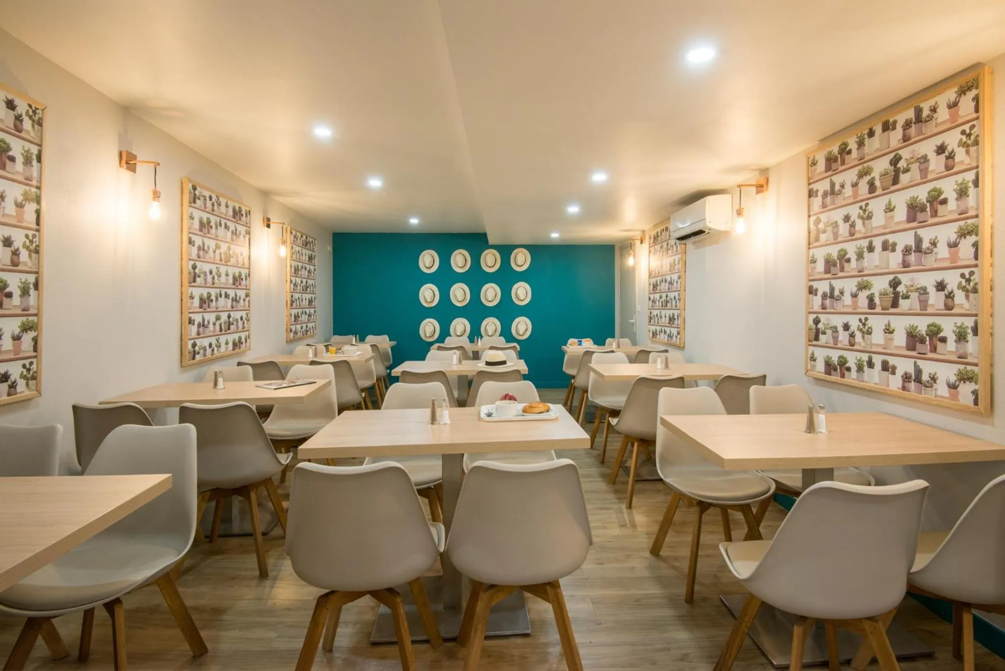 Buffet breakfast in Hotel Du Midi