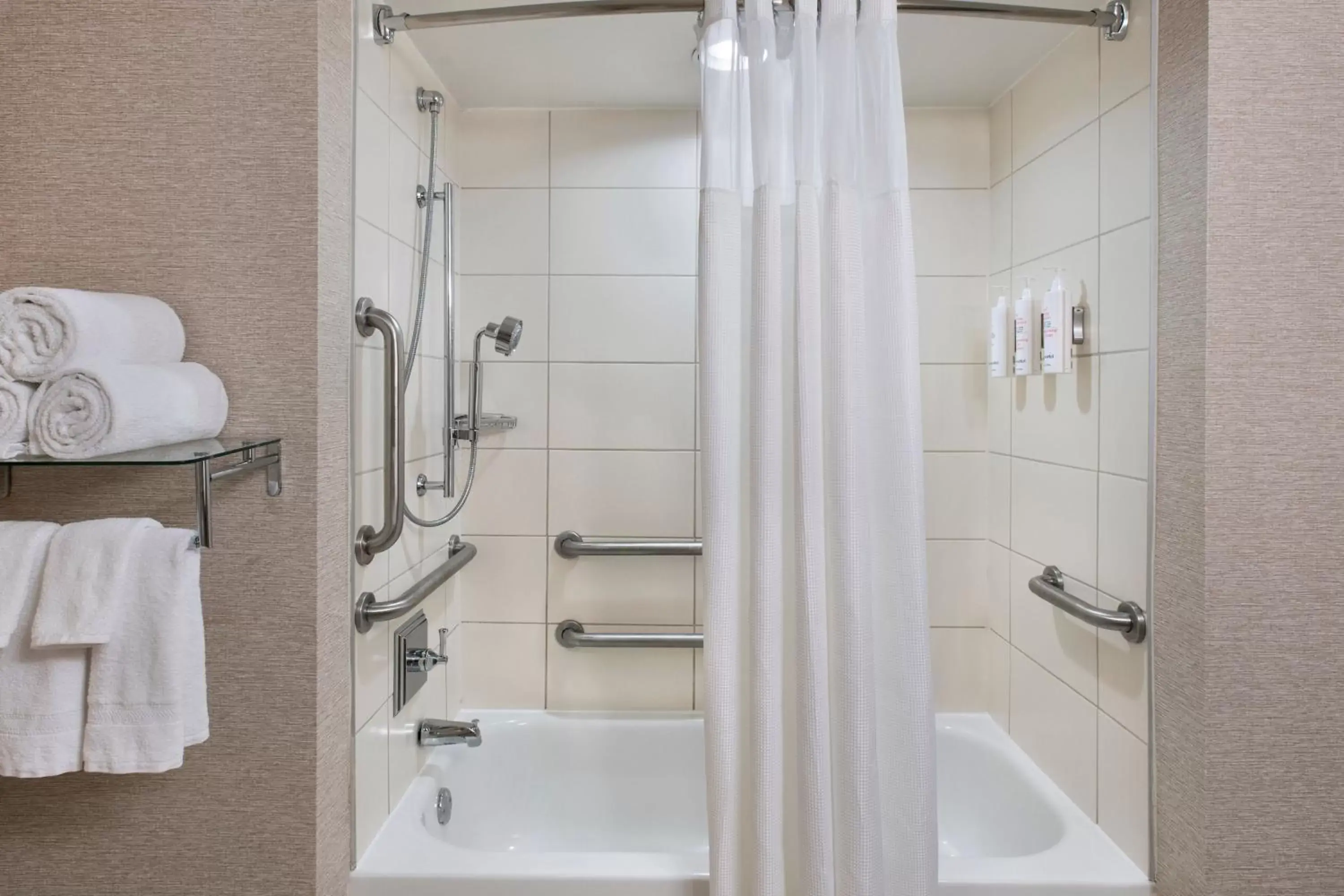 King Room with Adapted Tub - Mobility Accessible in Philadelphia Airport Marriott King Room with Adapted Tub - Mobility Accessible in Philadelphia Airport Marriott