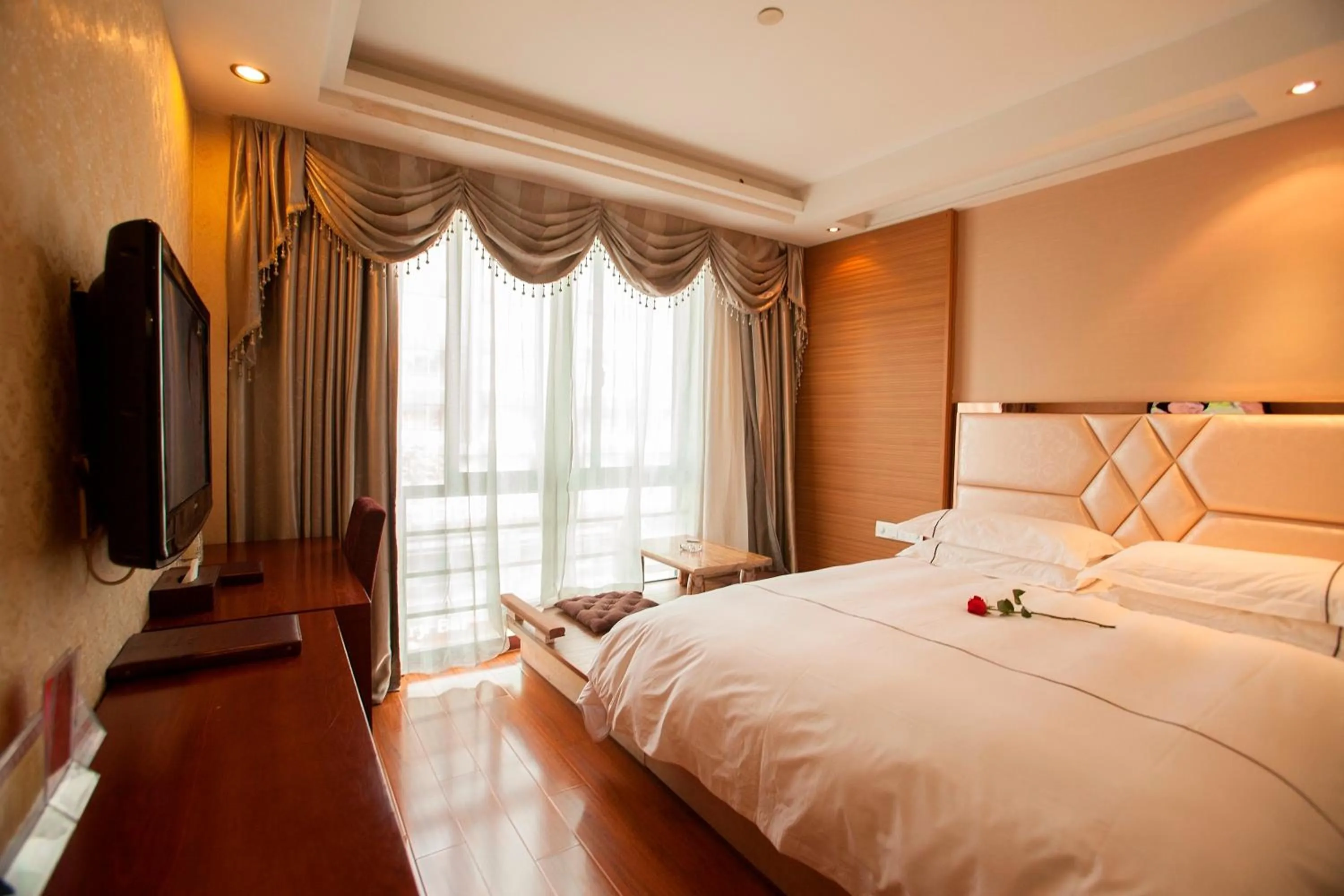 Photo of the whole room, Bed in Yiwu Luckbear Hotel