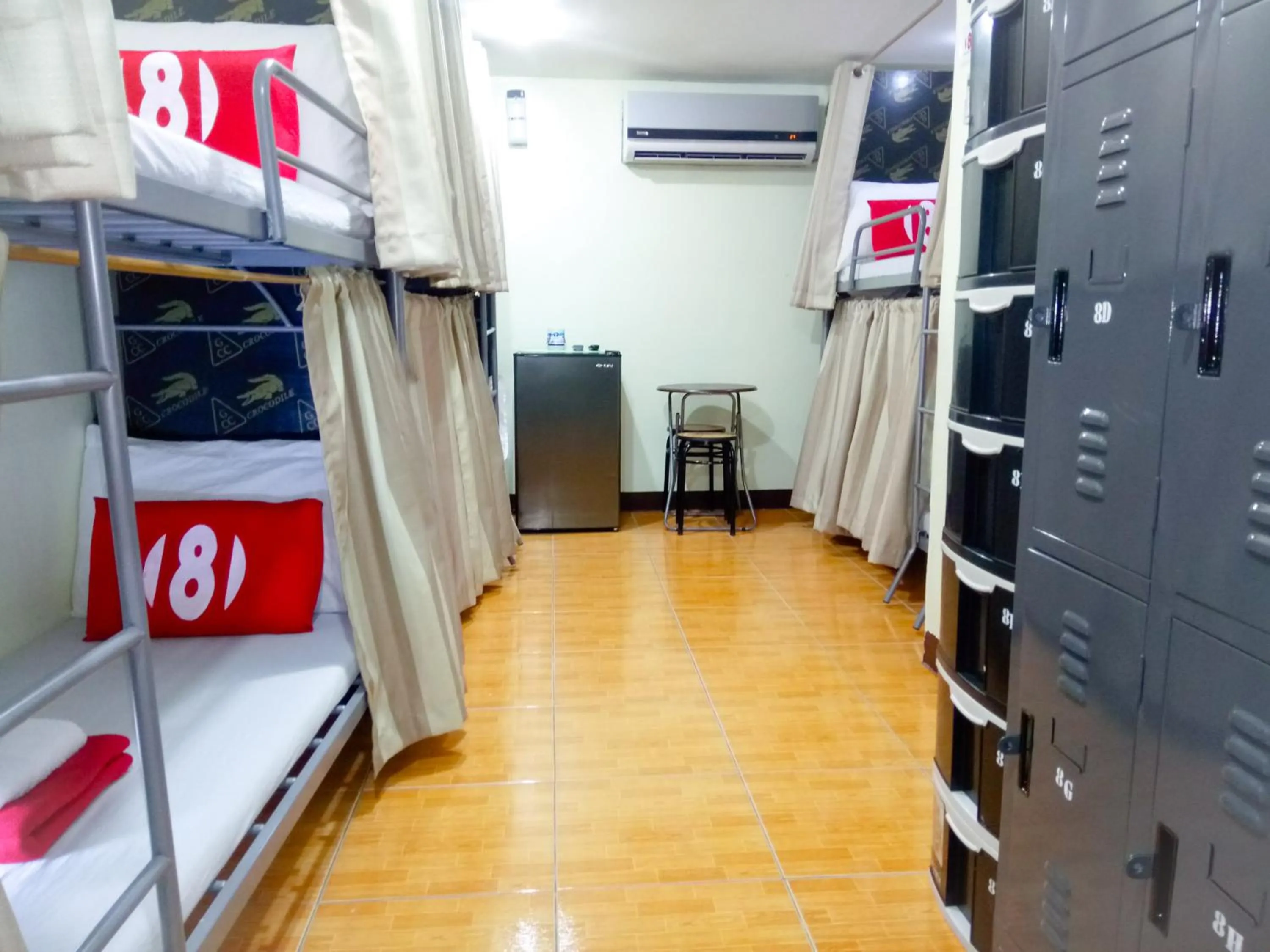bunk bed, Bed in 8Hostel