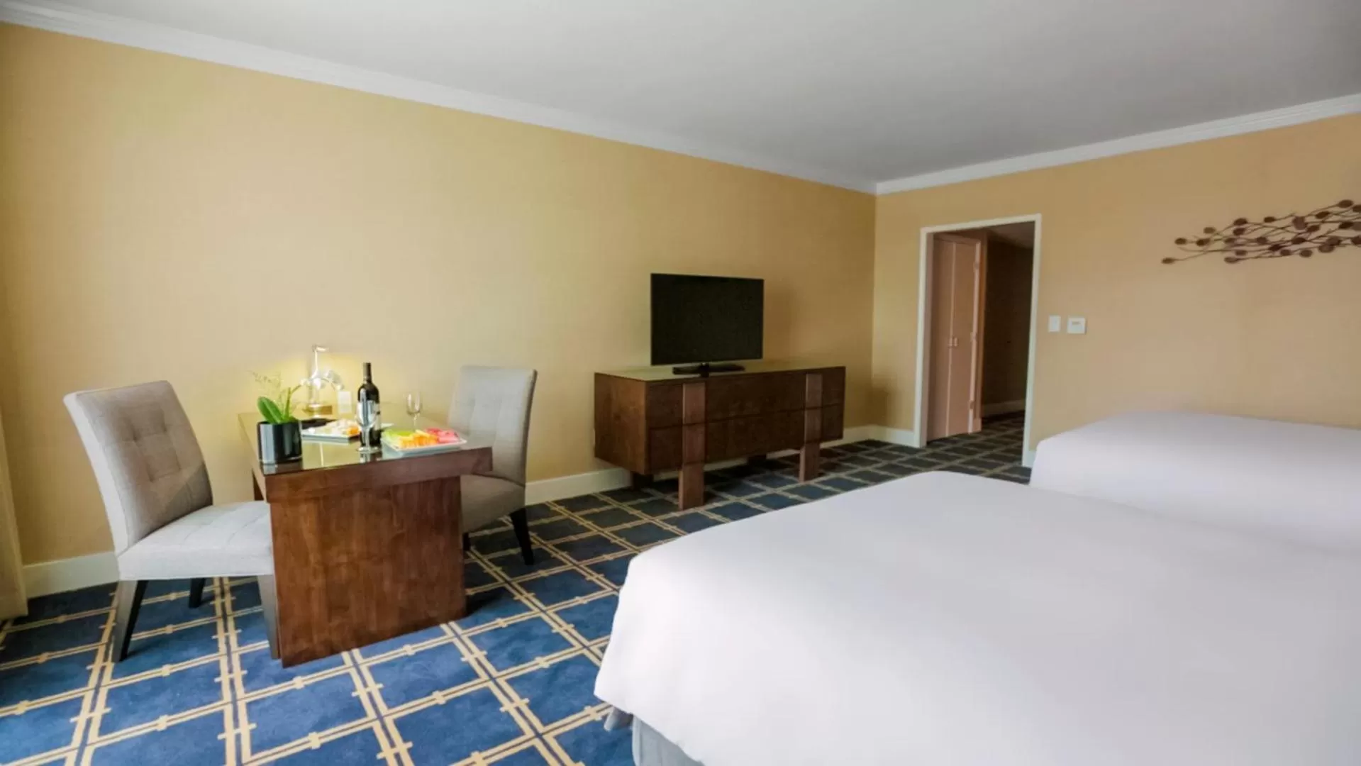 Photo of the whole room, Bed in Grand Hotel