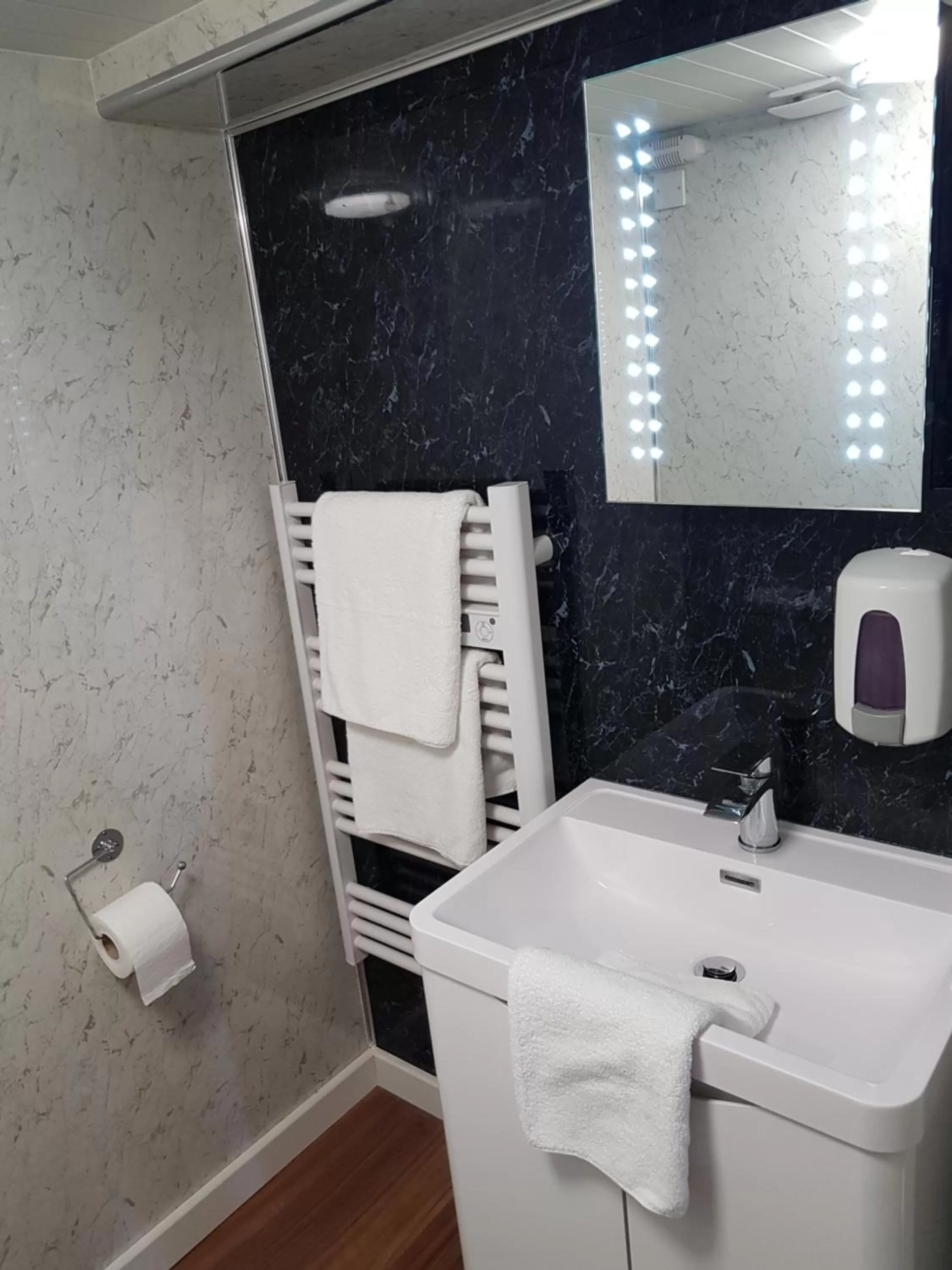 Bathroom in The Royal Clarence Hotel (on the Seafront)