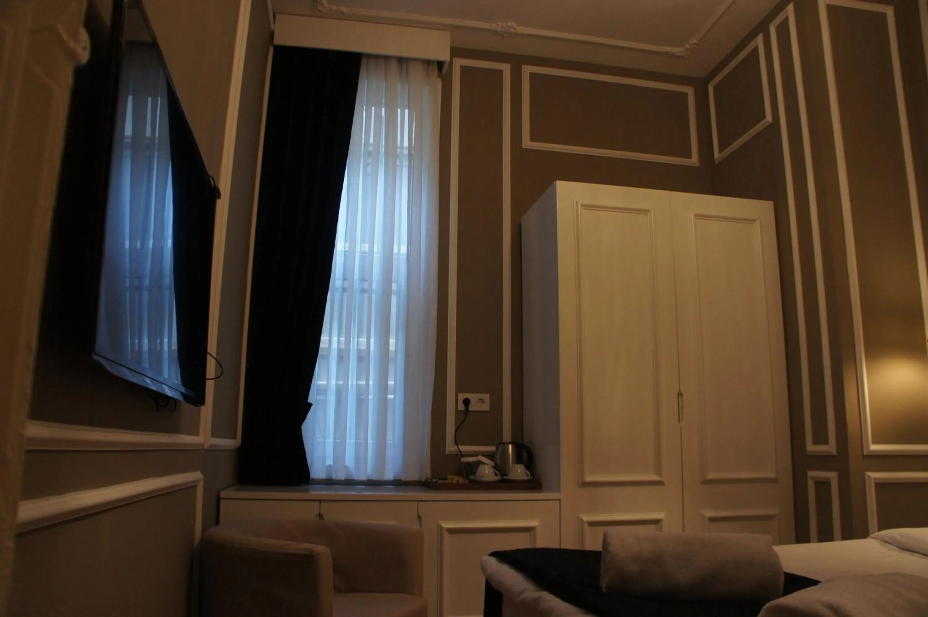 Seating area, Bed in Triada Hotel Taksim - Special Category