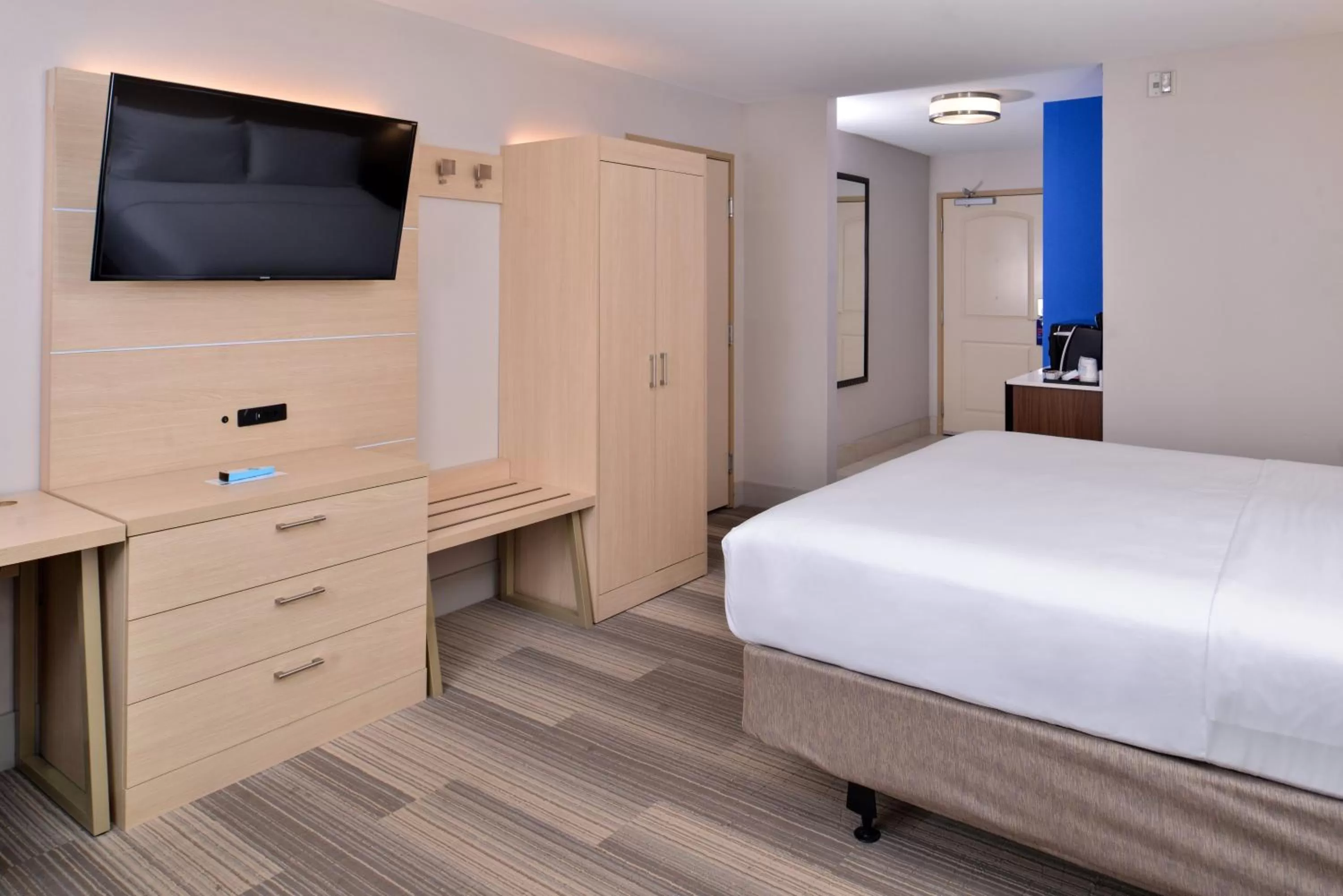 Photo of the whole room, Bed in Holiday Inn Express Hotel & Suites Cincinnati - Mason by IHG
