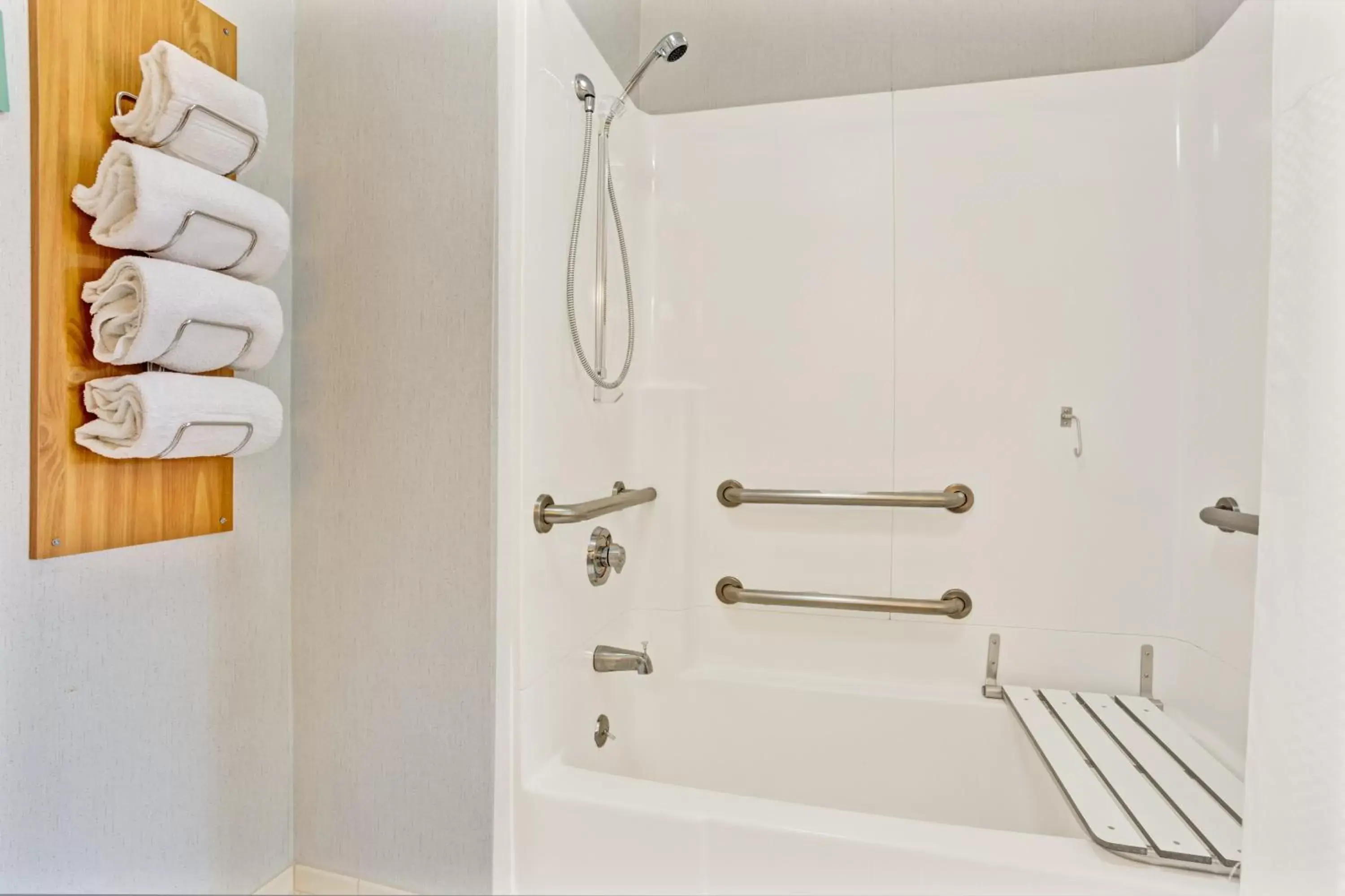 Queen Room with Mobility/Hearing Access - Non-Smoking in Travelodge by Wyndham Mill Valley/Sausalito Queen Room with Mobility/Hearing Access - Non-Smoking in Travelodge by Wyndham Mill Valley/Sausalito