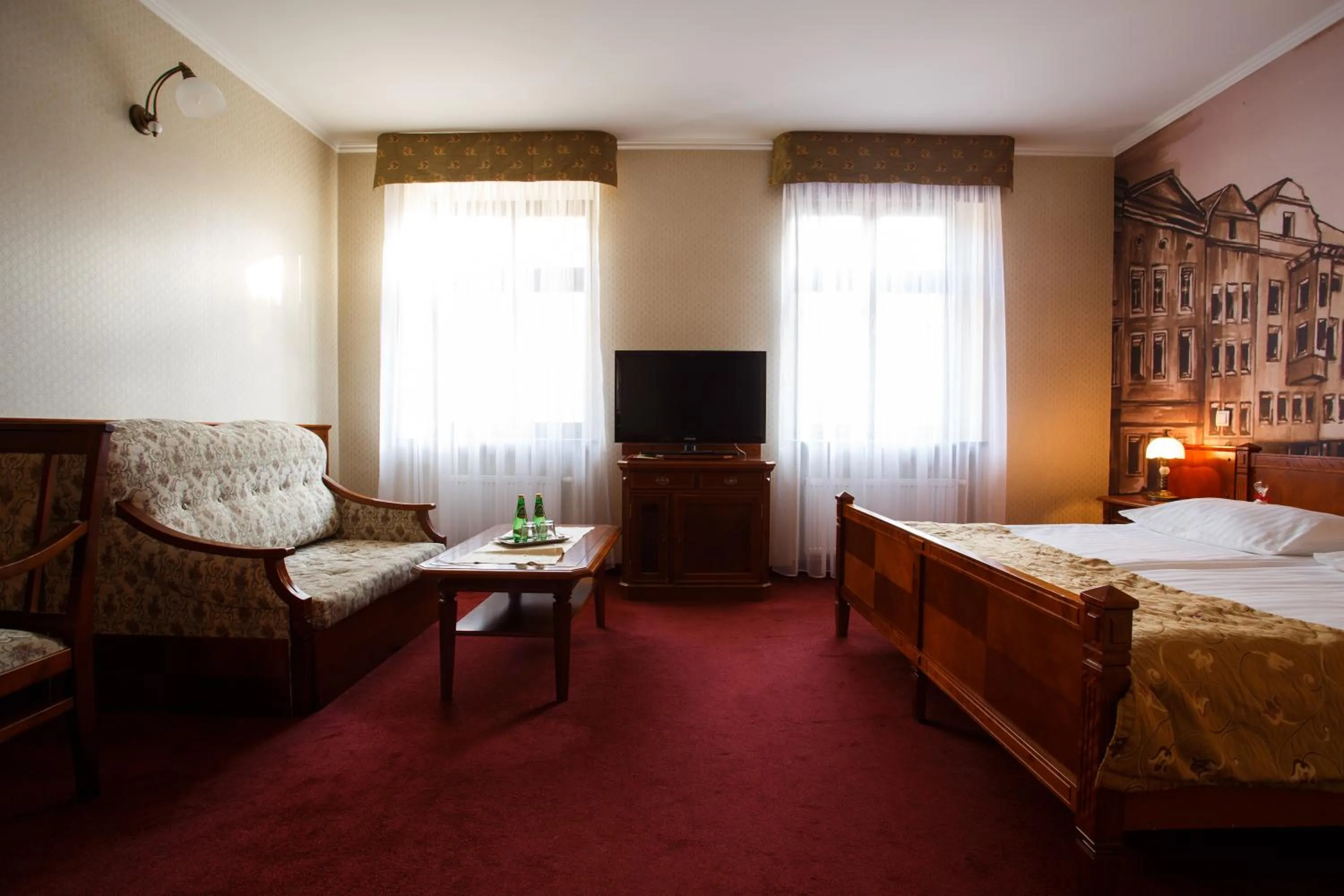 Photo of the whole room, Bed in Gotyk