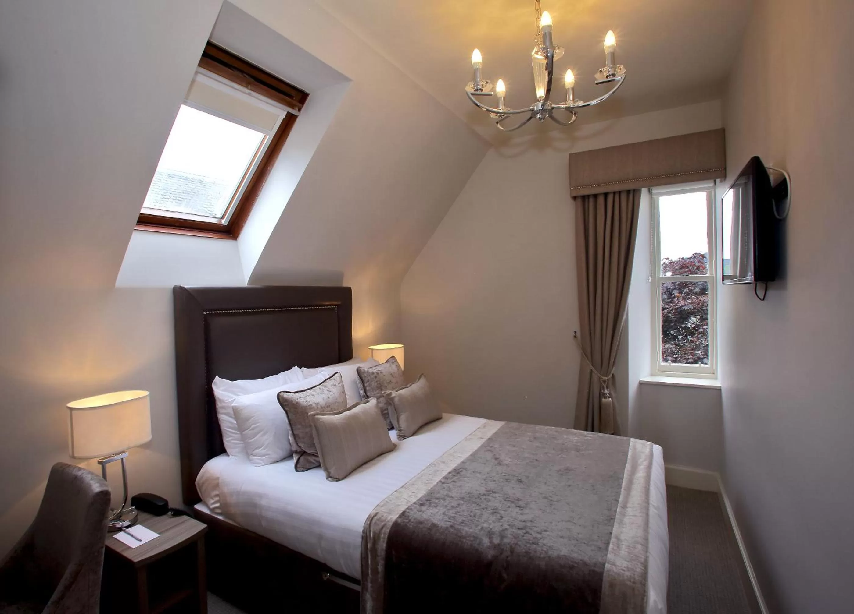 Bathroom, Bed in Inverness Palace Hotel & Spa, WorldHotels Distinctive