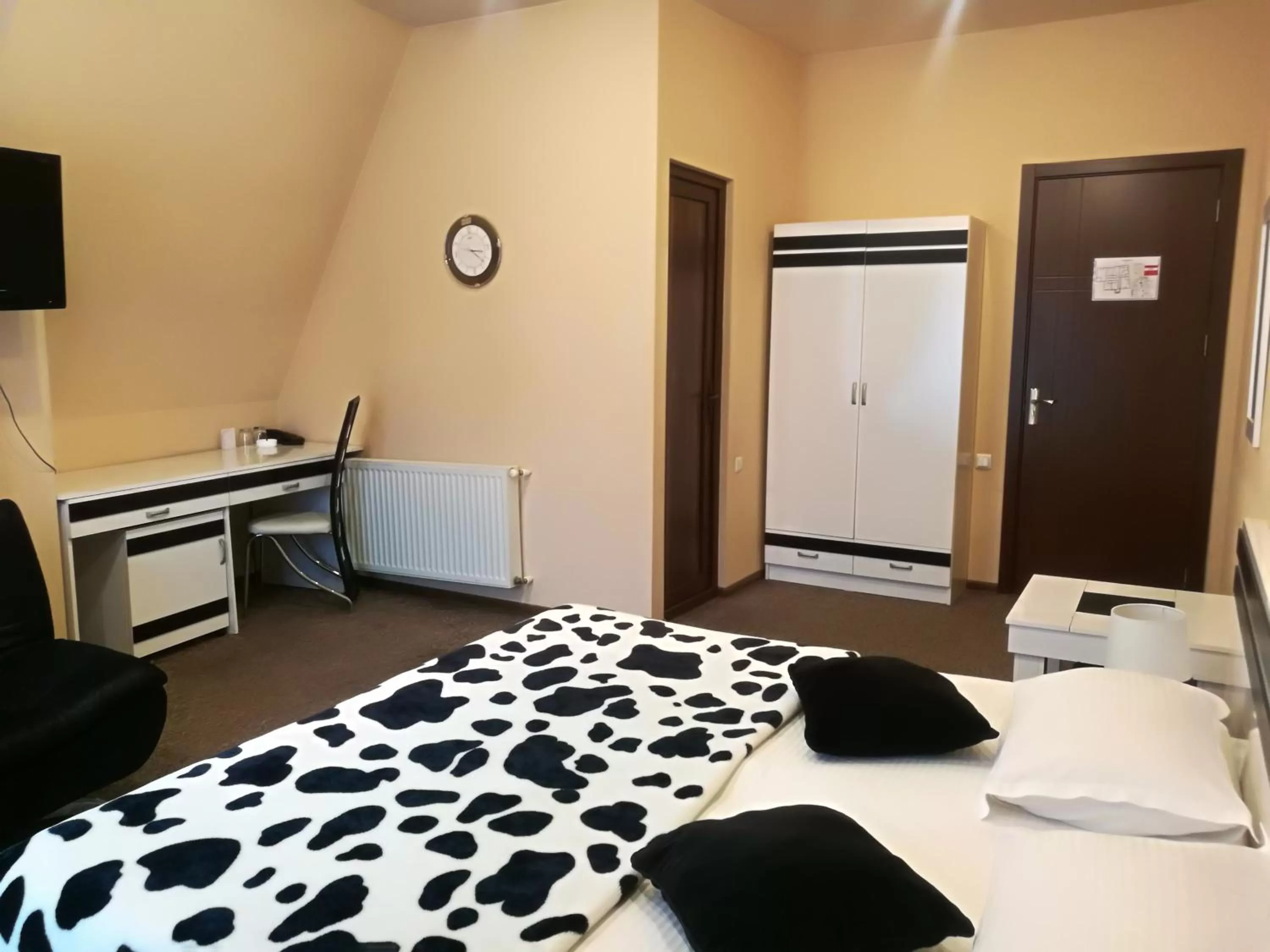 Communal lounge/ TV room, Bed in Hotel Diplomat