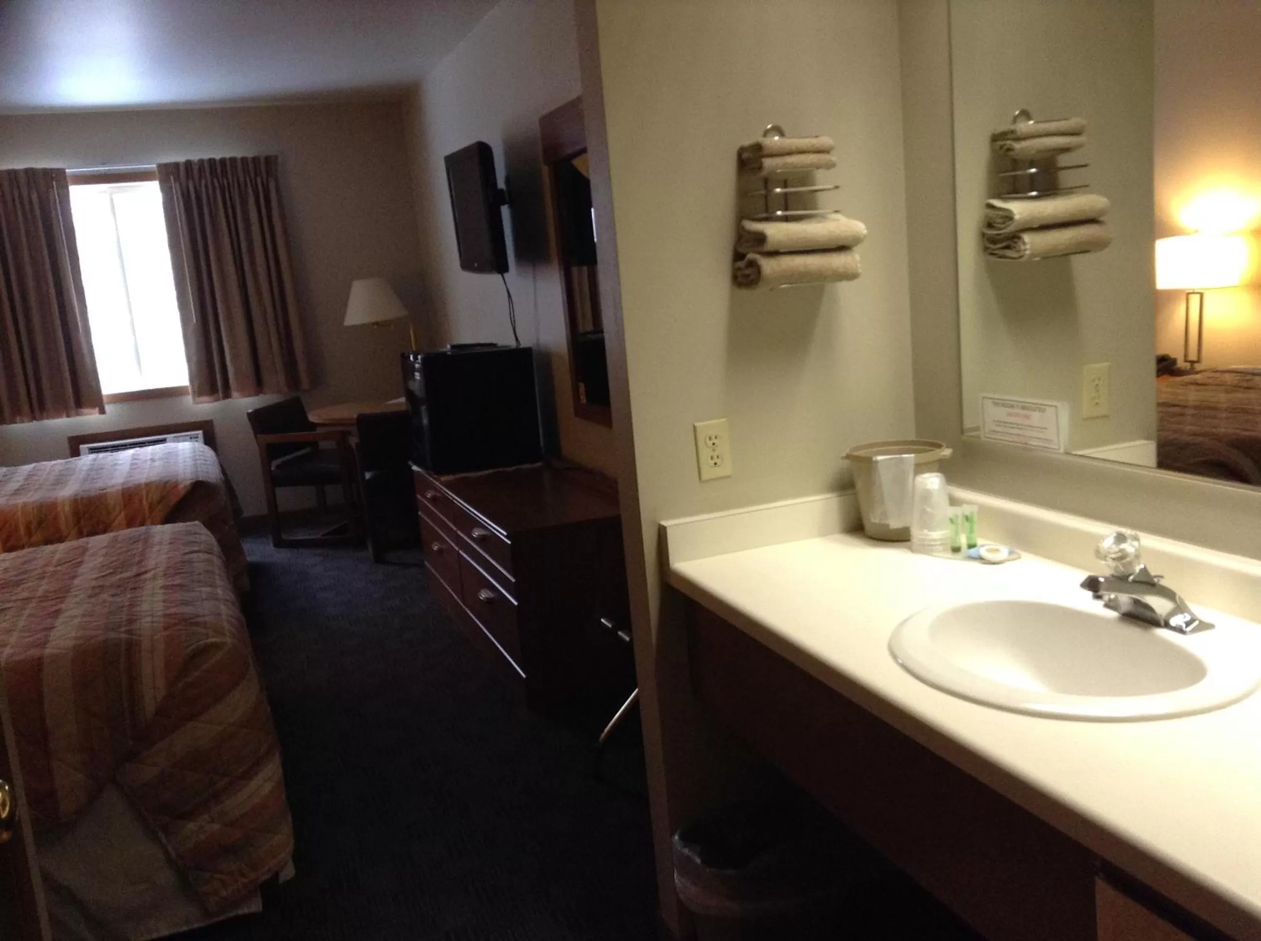 Bathroom, Bed in SunRise Inn Hotel