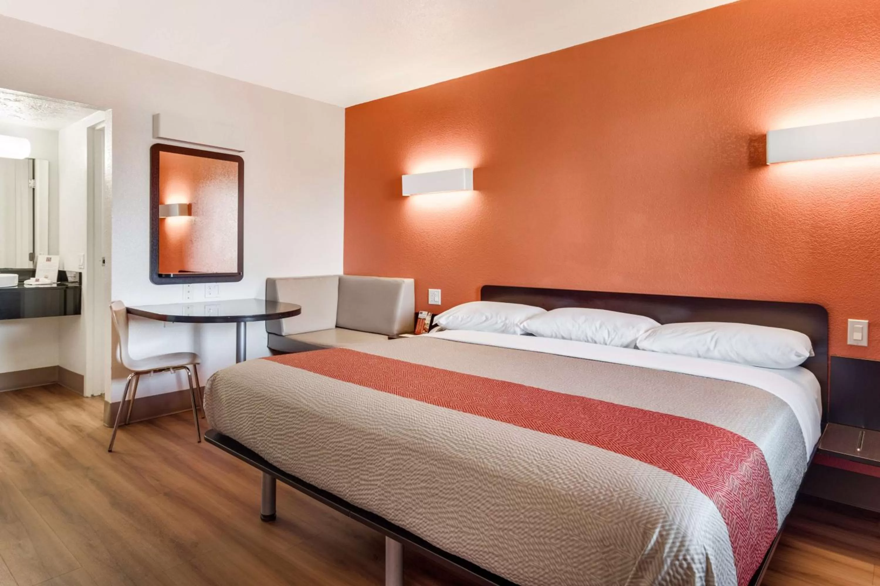 Bedroom, Bed in Motel 6-Youngstown, OH