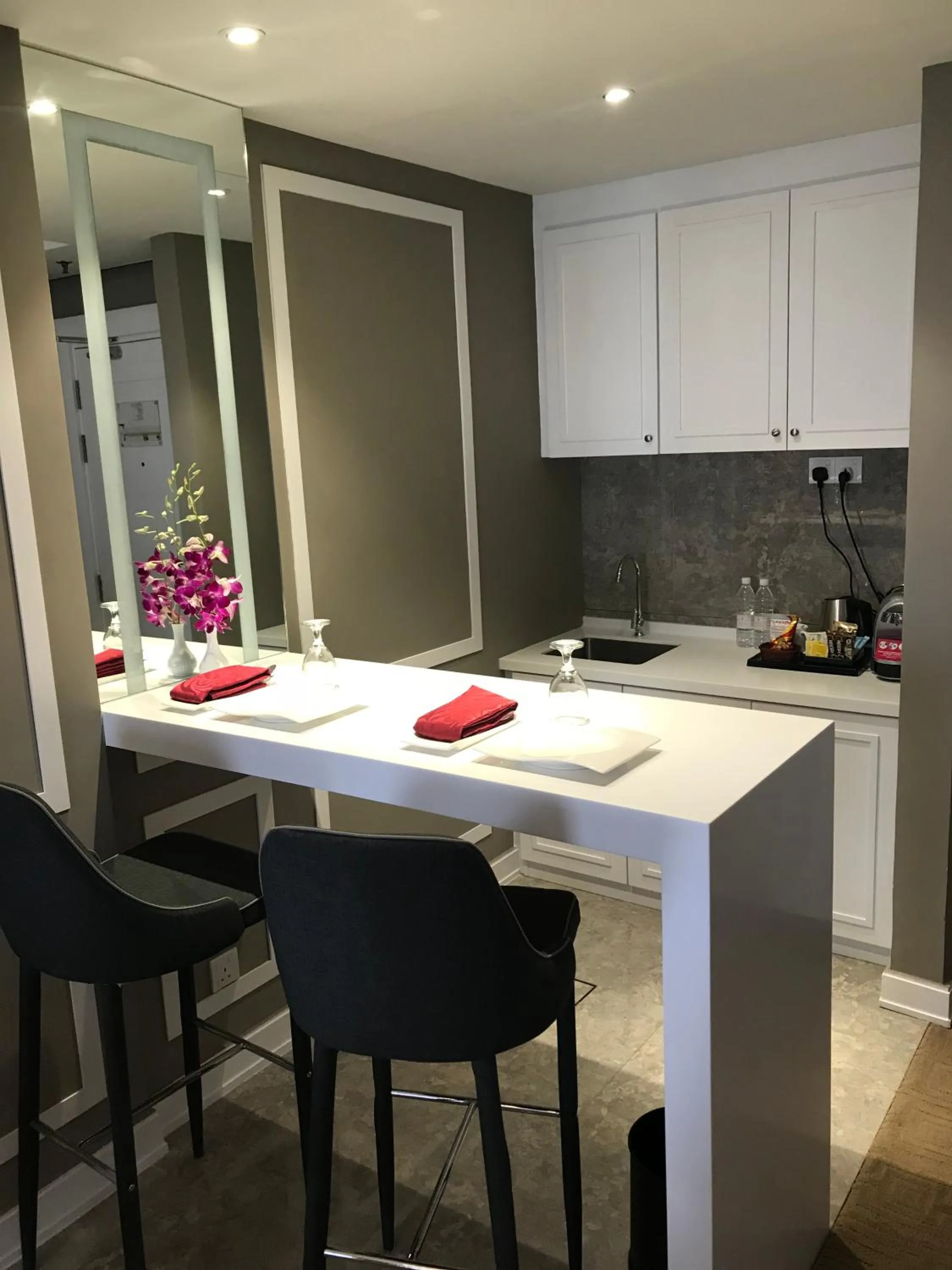 Kitchen or kitchenette, Kitchen/Kitchenette in Pearl International Hotel