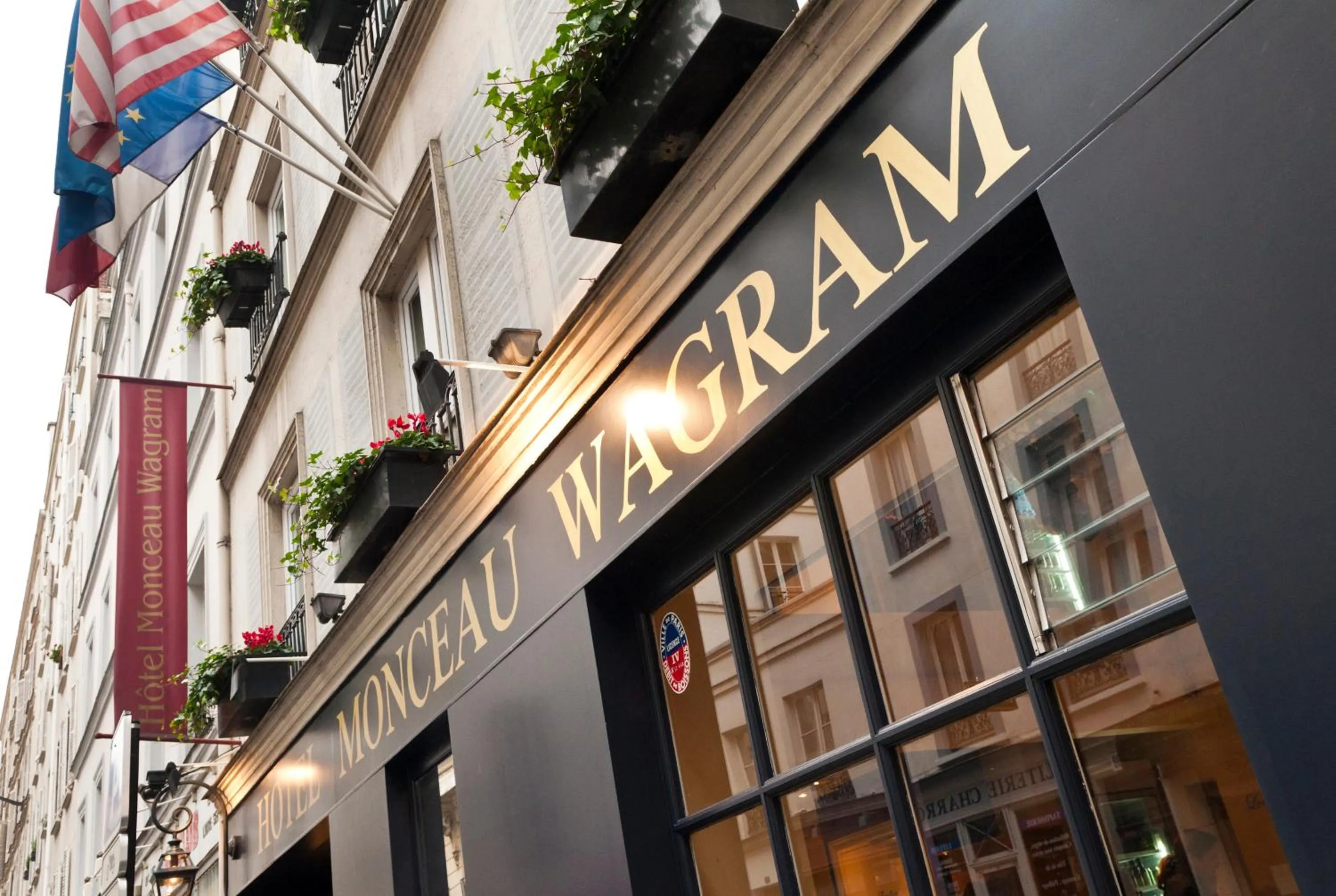 Facade/entrance in Hotel Monceau Wagram