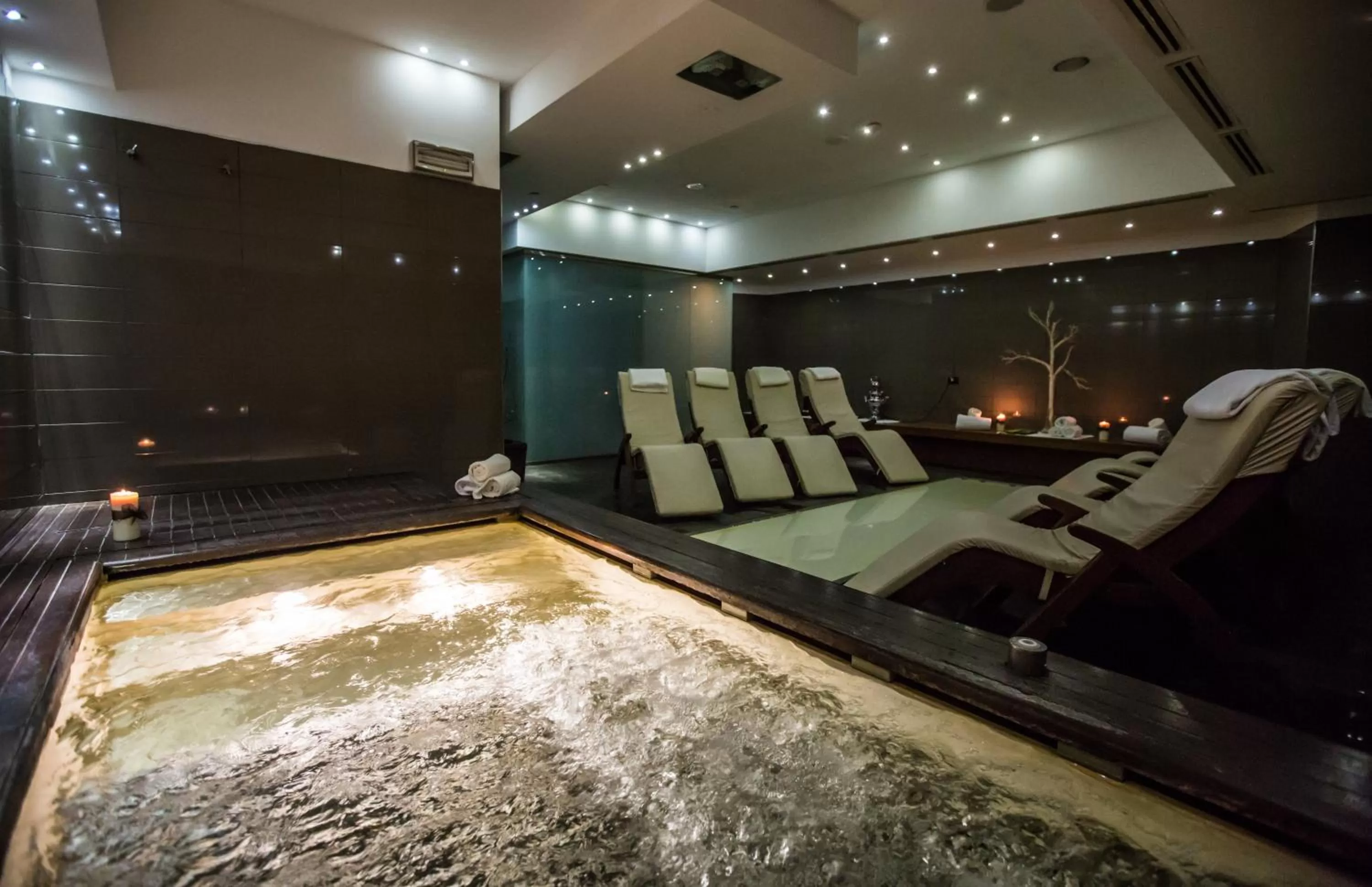 Hot Tub in Best Western Plus The Hub Hotel