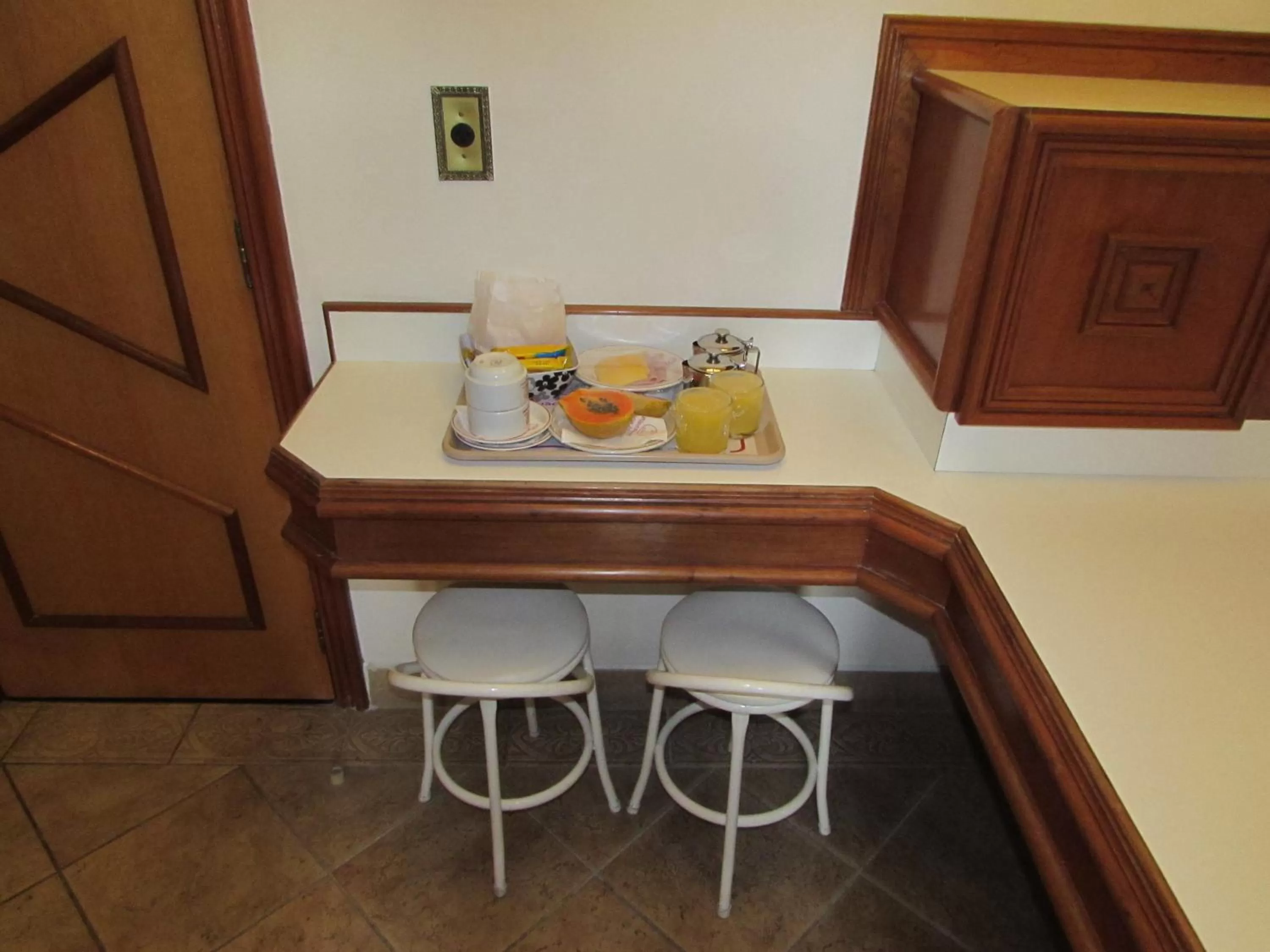 Bedroom, Dining Area in Pleasant Place Hotel