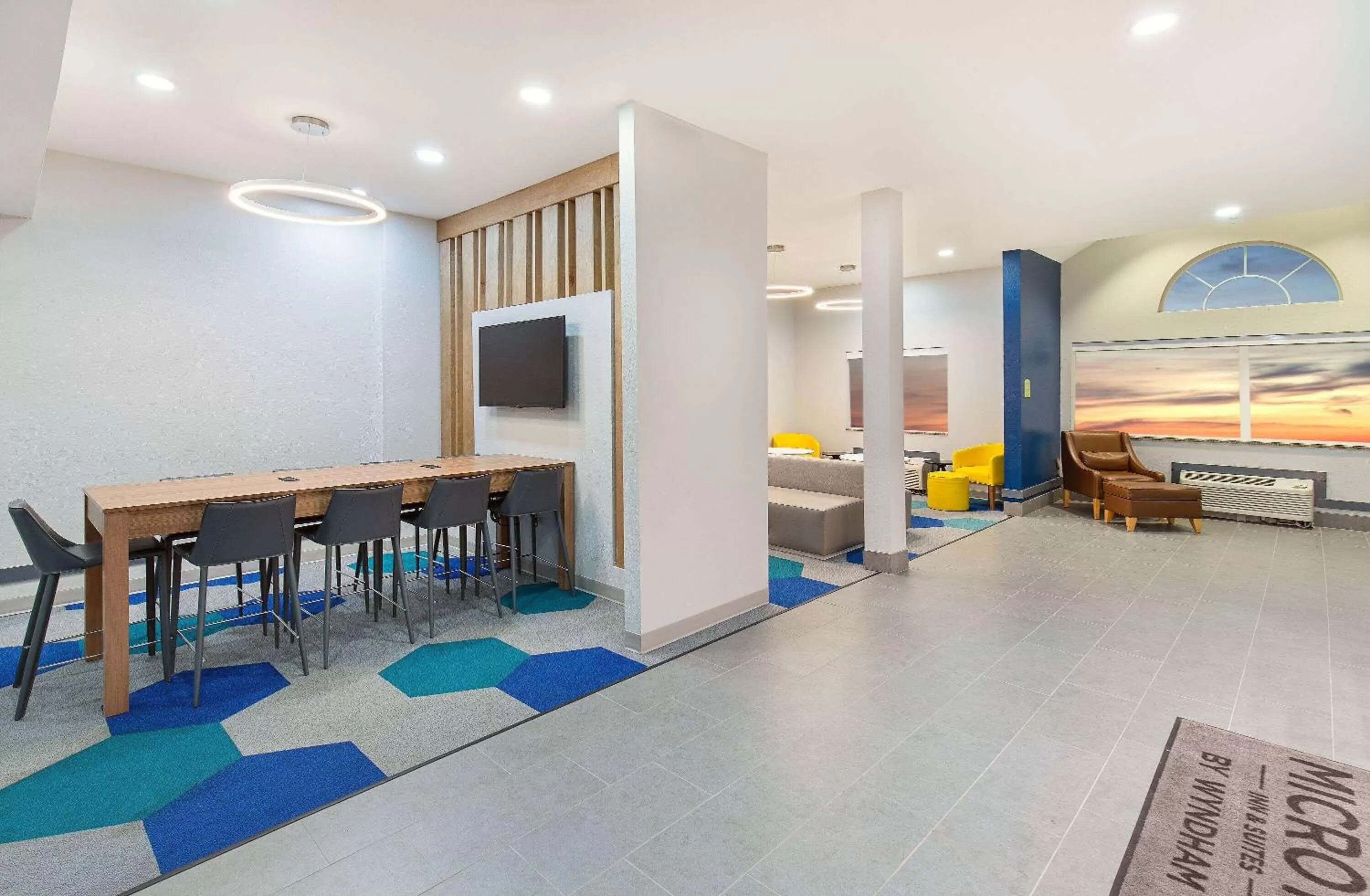 Communal lounge/ TV room in Microtel Inn and Suites by Wyndham