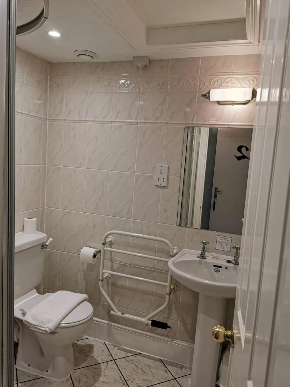 Bathroom in The Compasses Inn