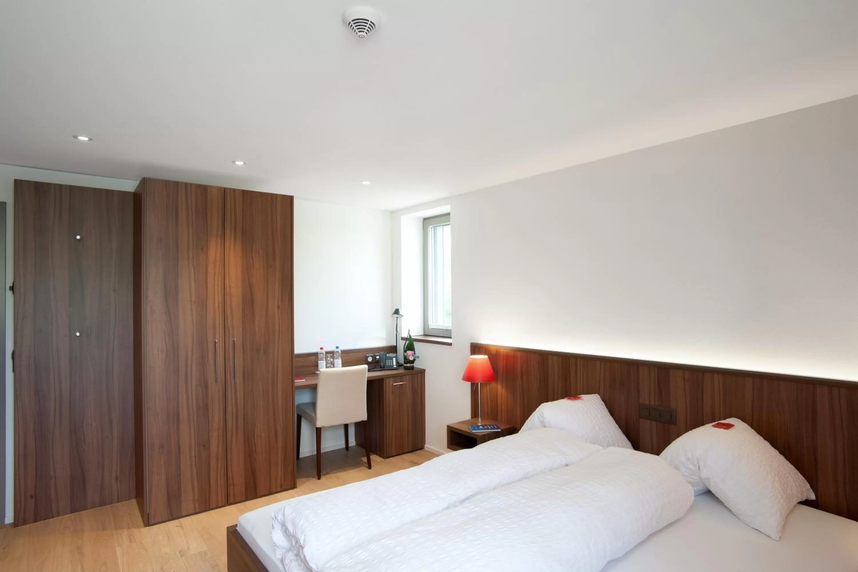 Living room, Bed in Seehotel Delphin