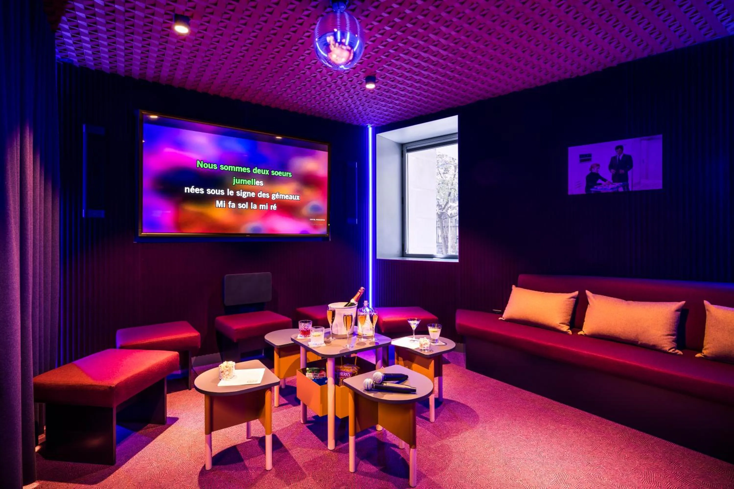 Karaoke in Hotel Paradiso