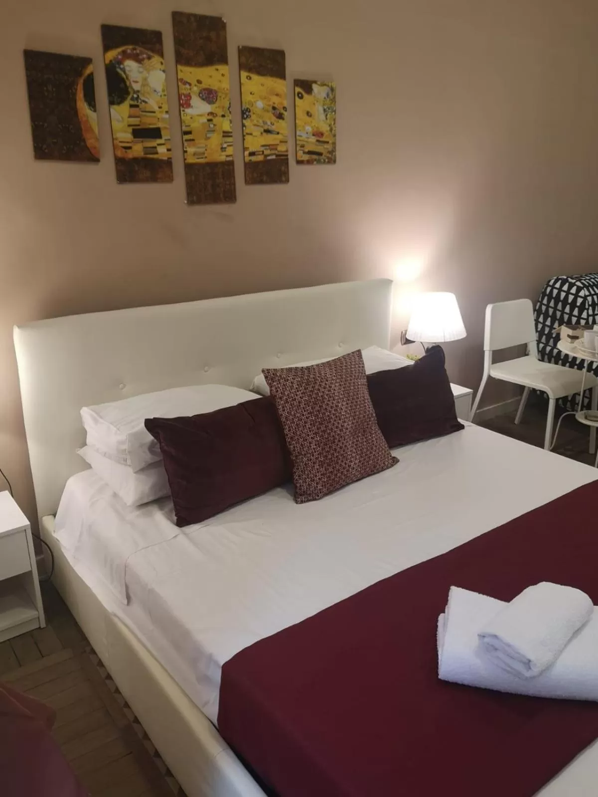 Bedroom, Bed in Domus Luigi Leone II