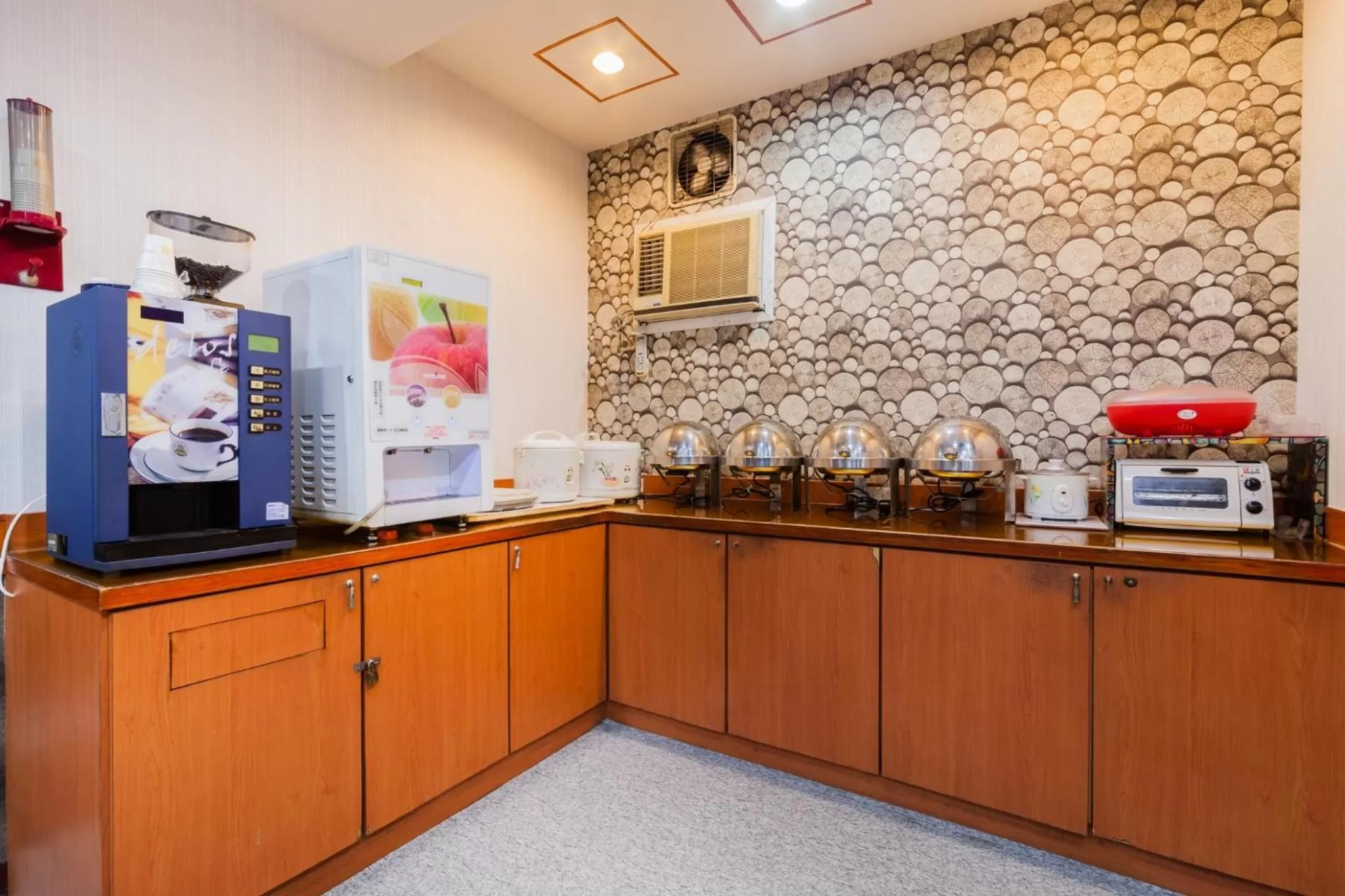 Breakfast, Kitchen/Kitchenette in QK Motel