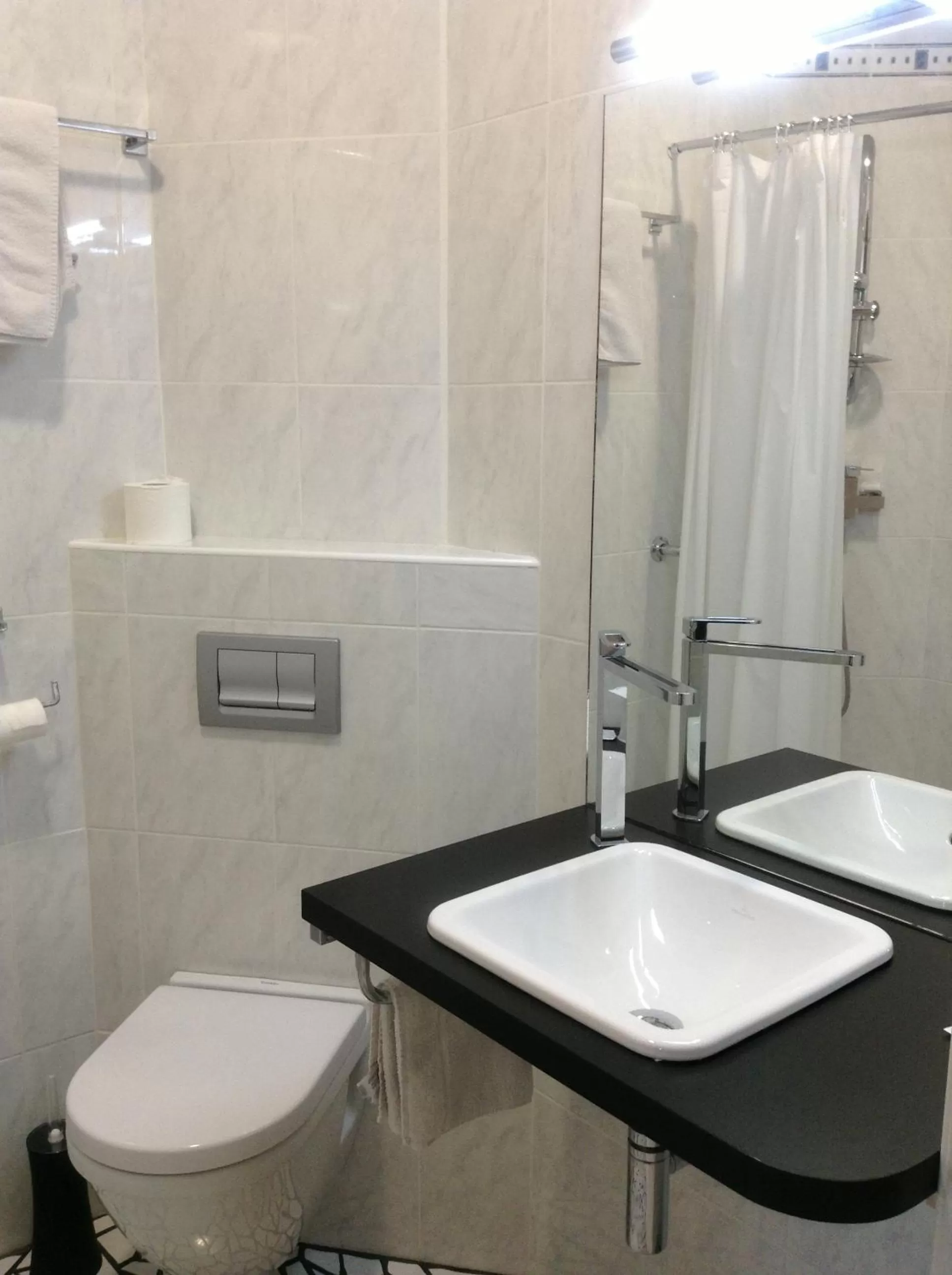 Bathroom in Hôtel Le National