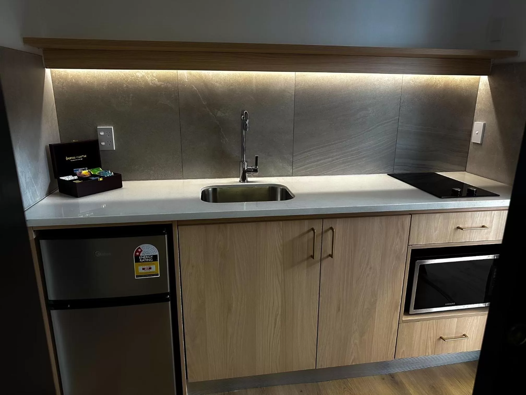 Kitchen or kitchenette in Burwood Motel