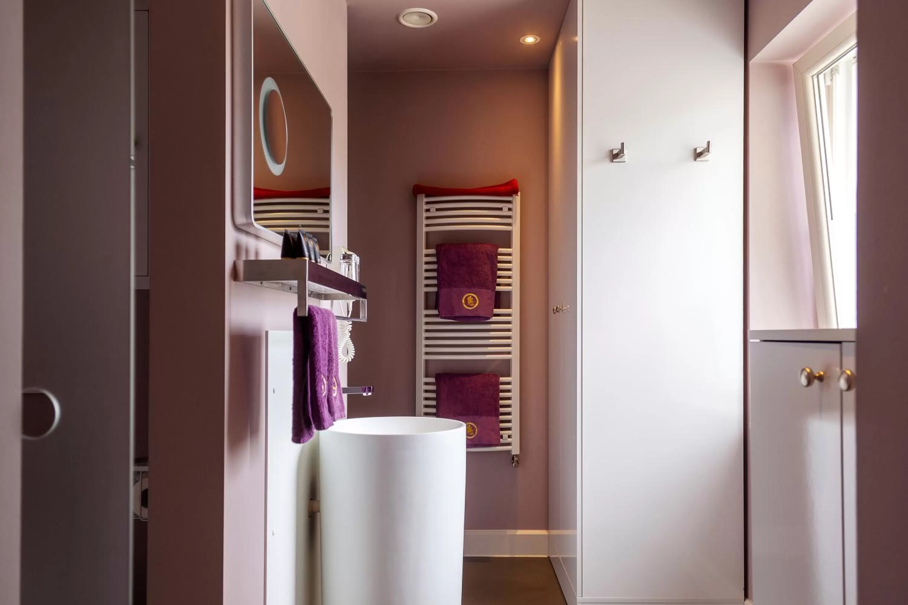 Bathroom, Bed in B&B Saint-Georges -Located in the city centre of Bruges-