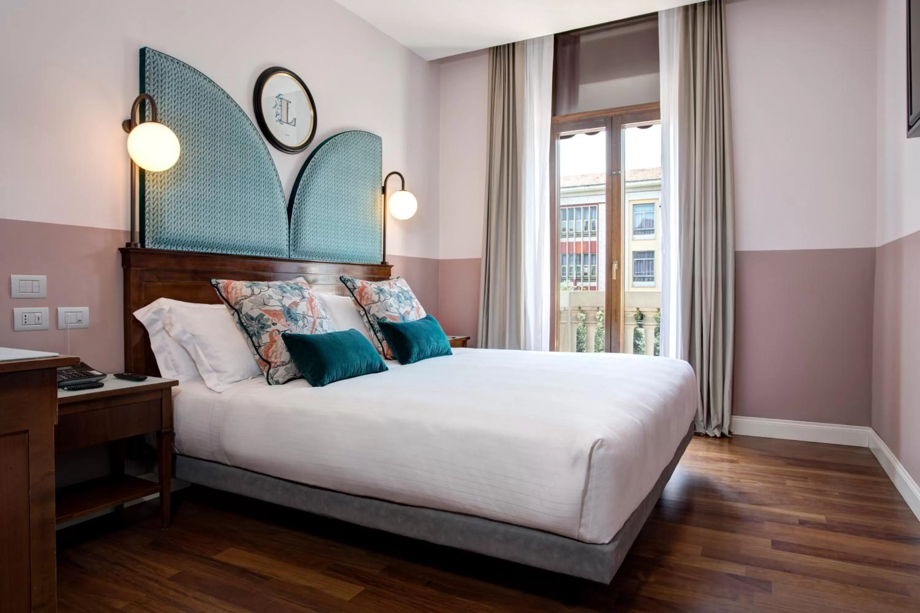 Photo of the whole room, Bed in Hotel Indigo Verona - Grand Hotel Des Arts by IHG