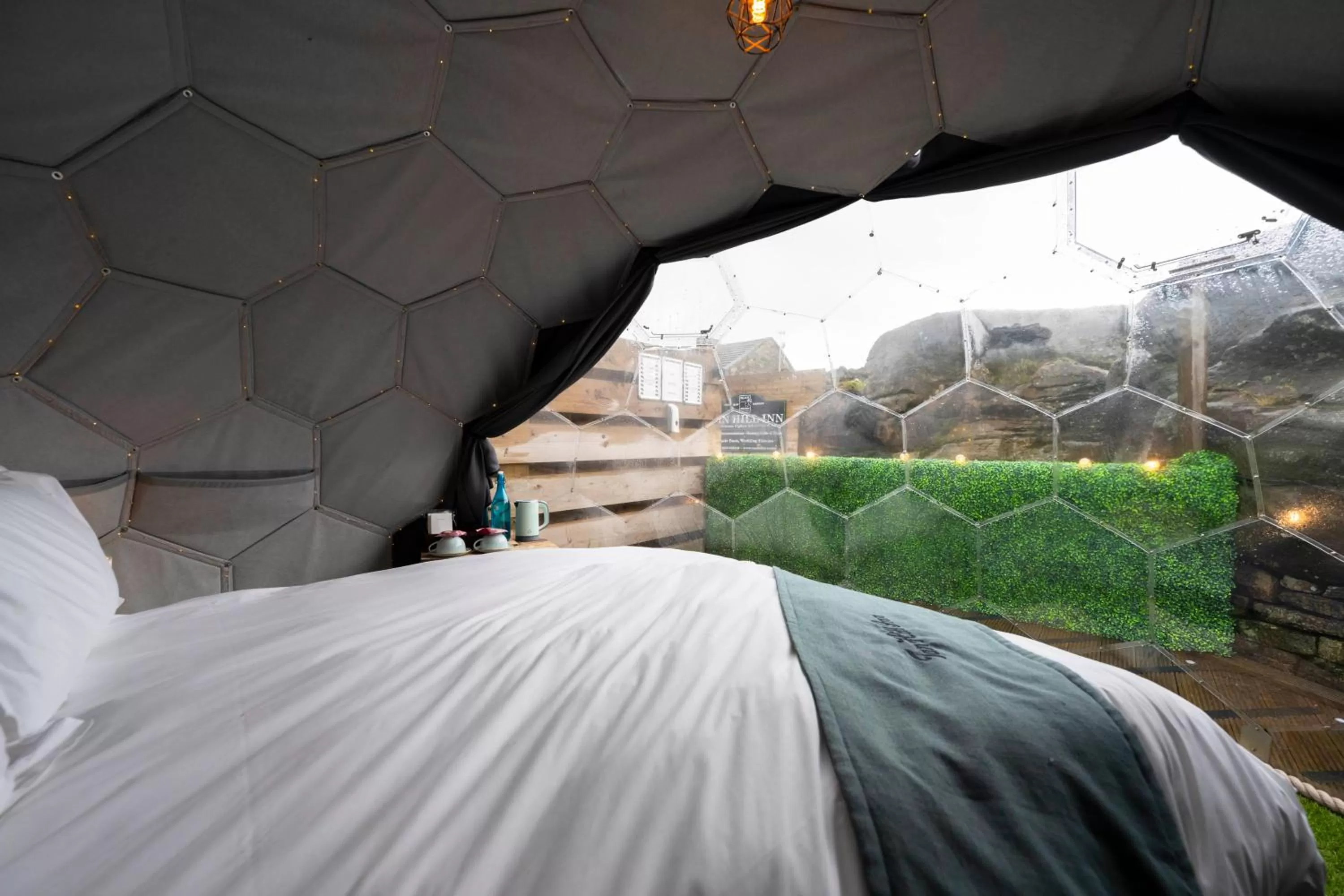 Garden view, Bed in The Tan Hill Inn