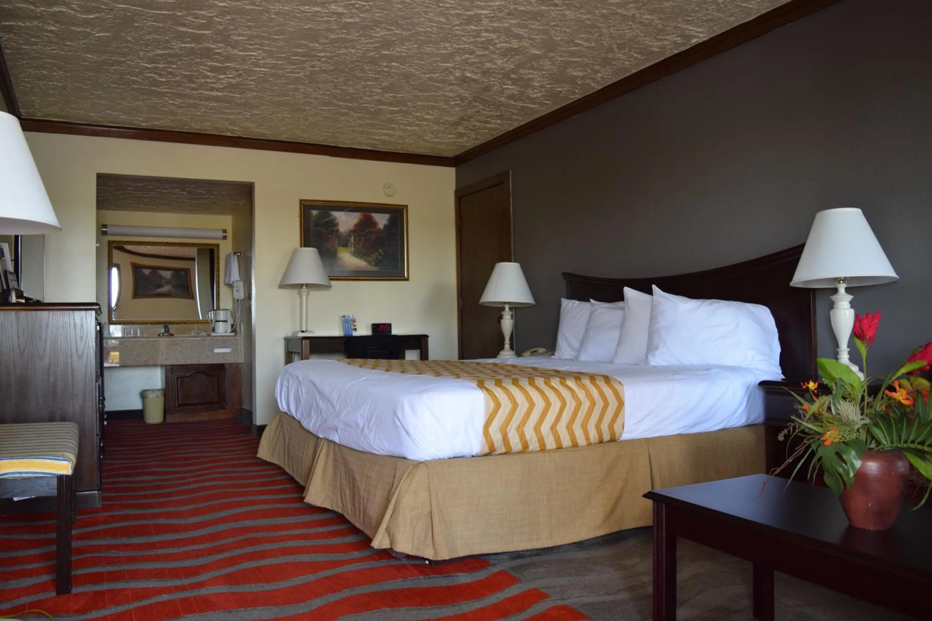 Photo of the whole room, Bed in Travelodge Inn & Suites by Wyndham Norman