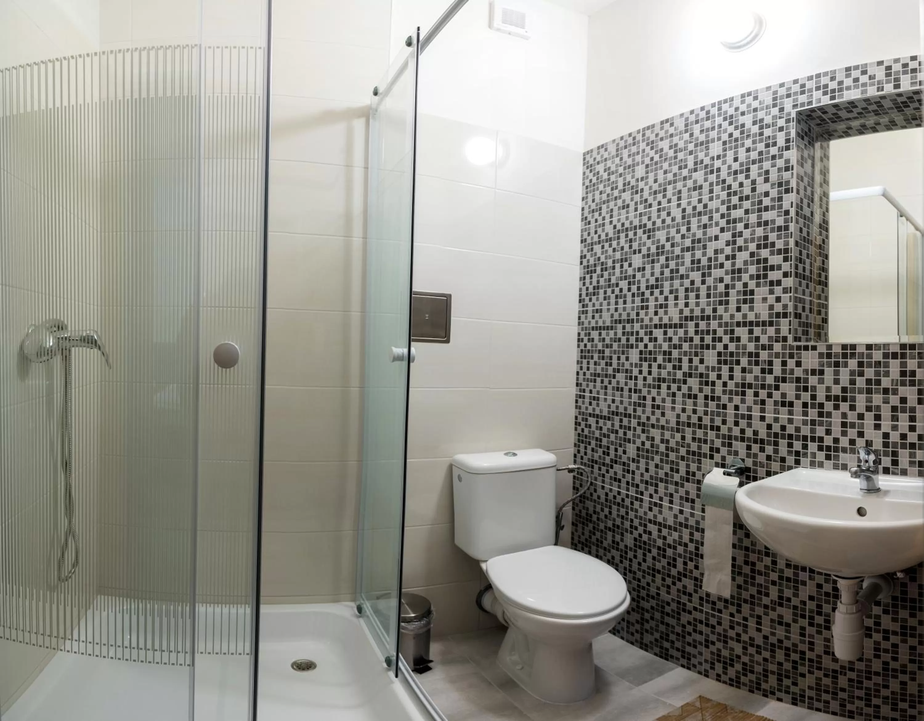 Bathroom in City Hotel B&B, reception 24 7, 800m od-from R1, free parking