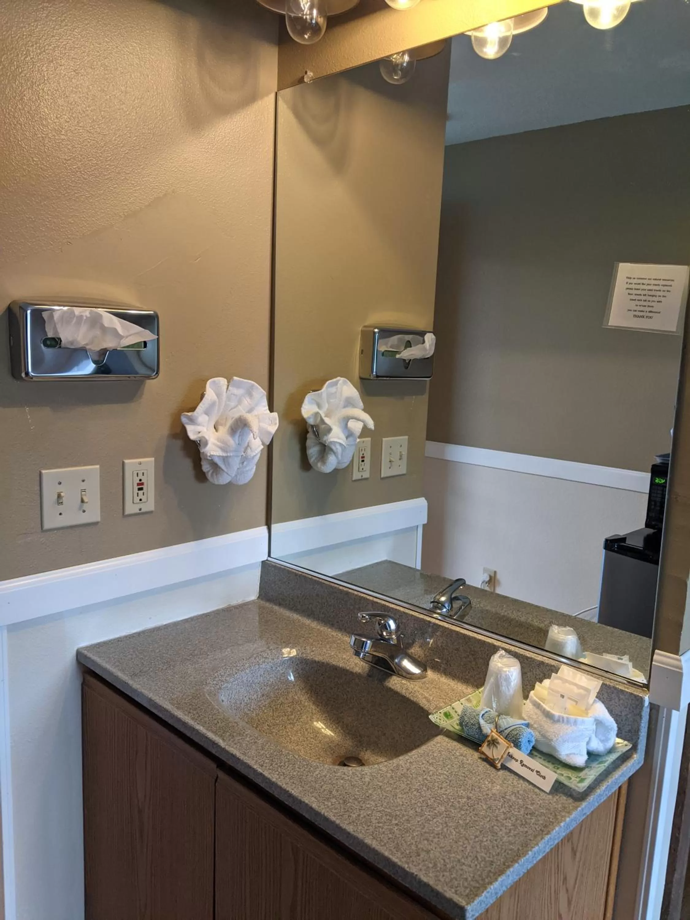 Bathroom in Hillcrest Inn