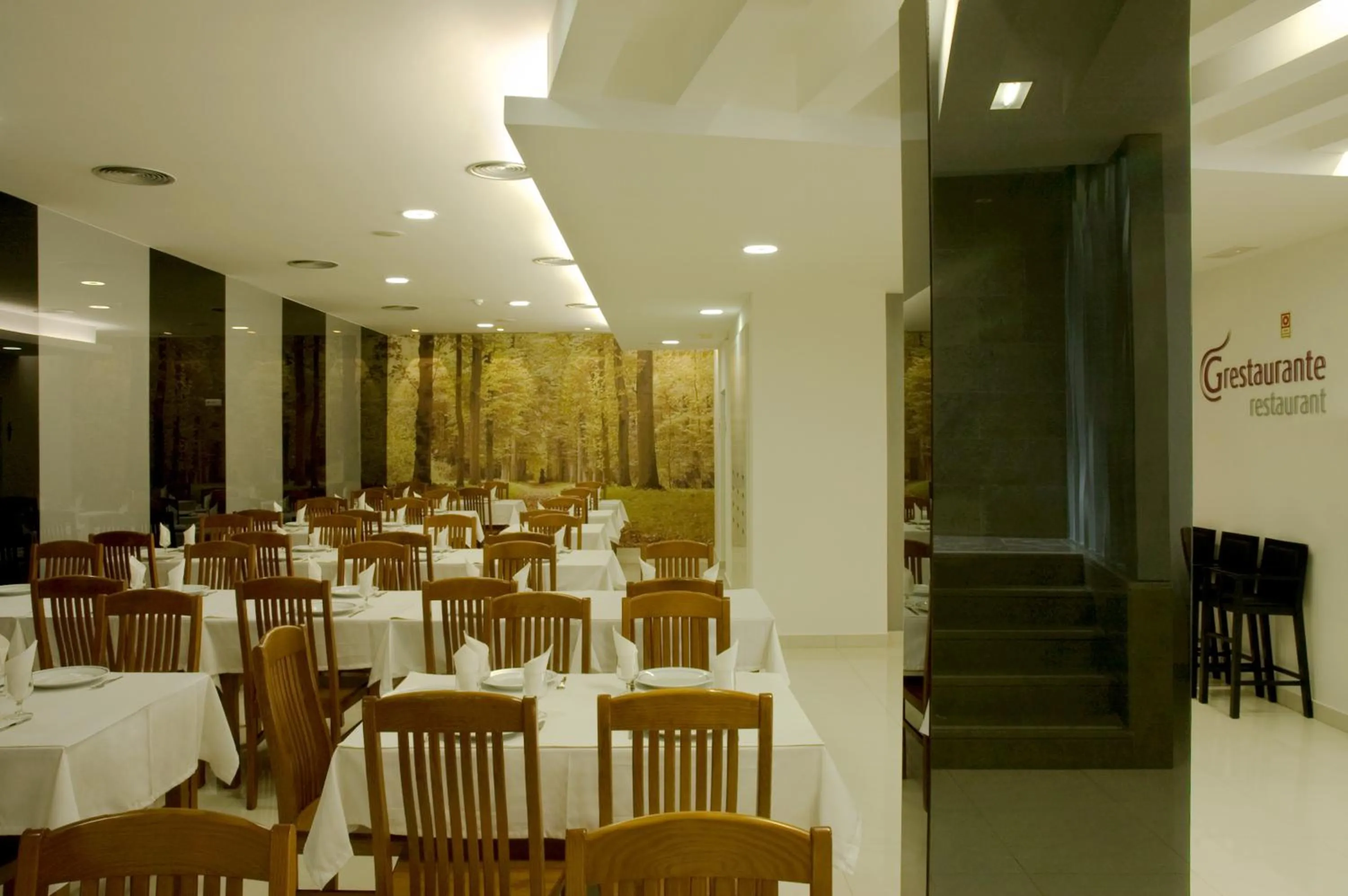 Restaurant/places to eat in Hotel Genesis
