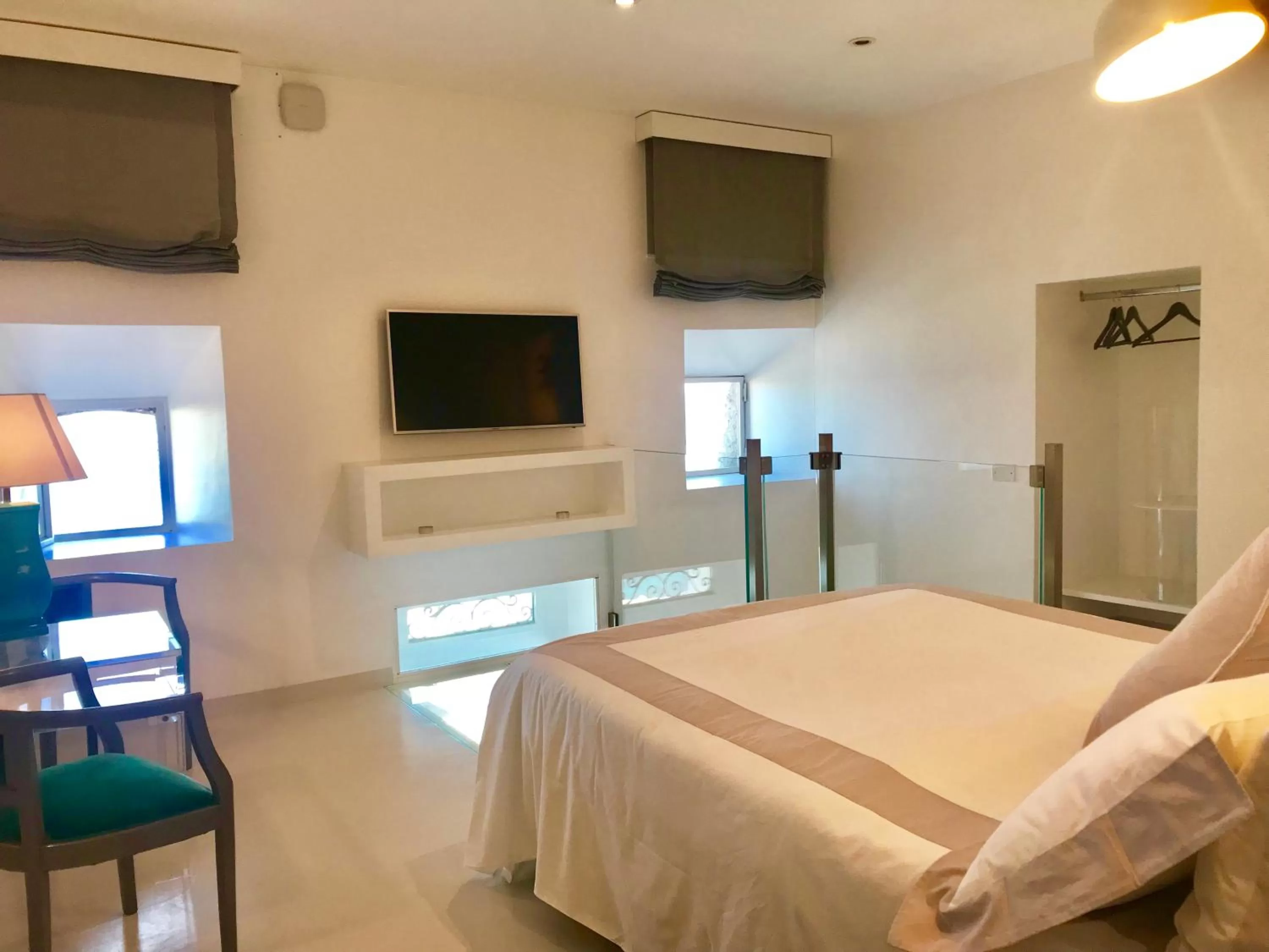 Bedroom, Bed in Les Lilas