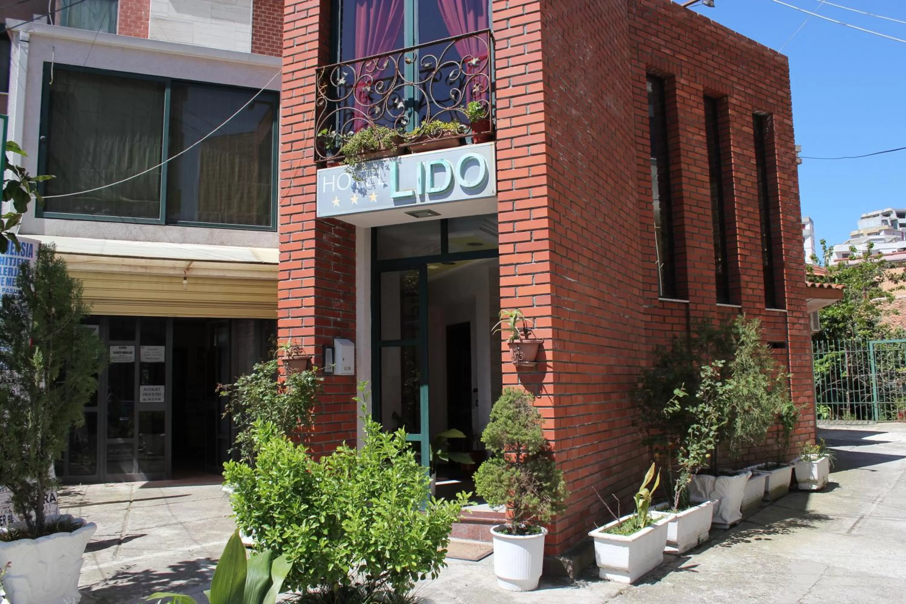 Facade/entrance in Hotel Lido