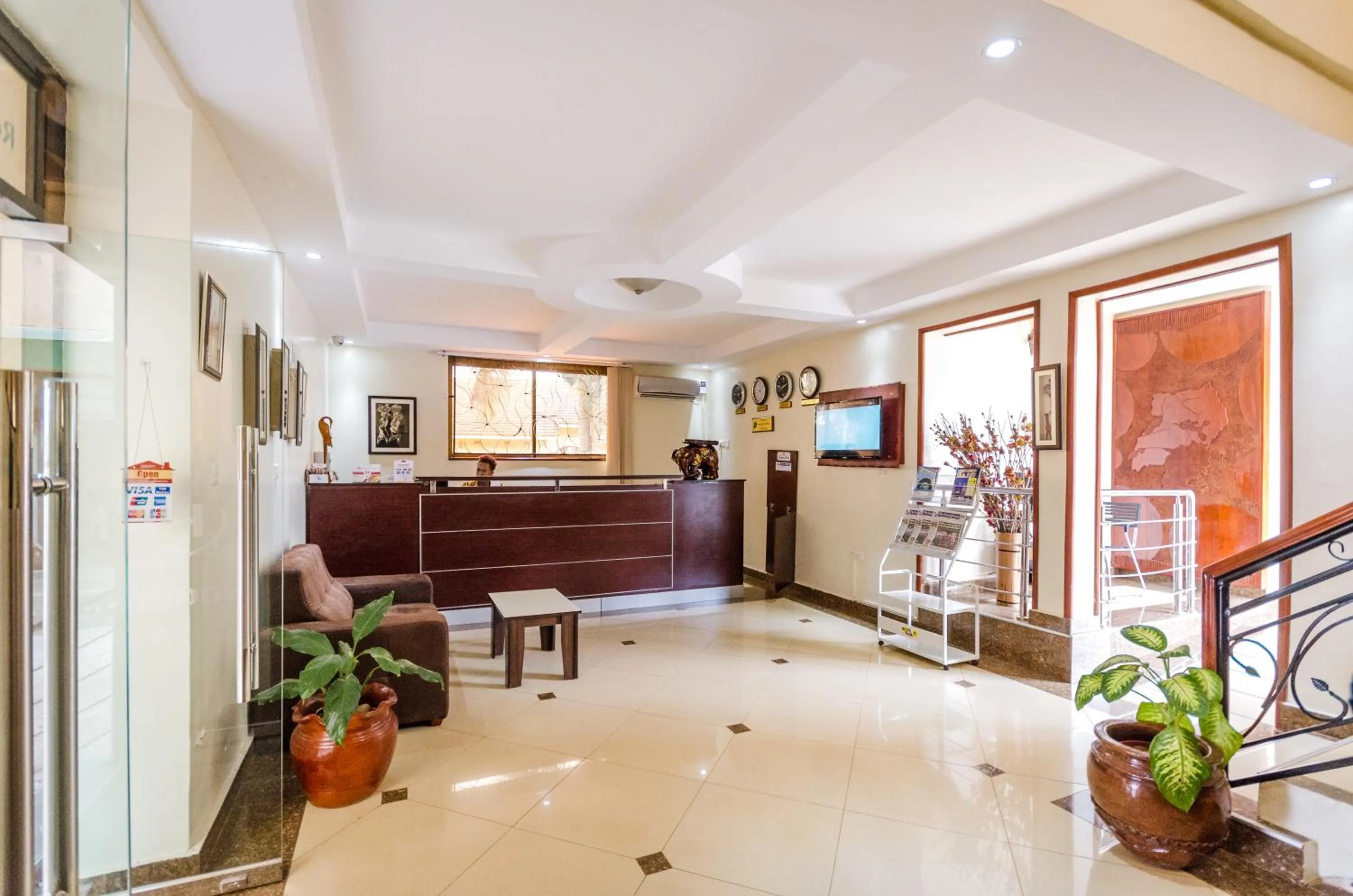 Communal lounge/ TV room in Marie's Royale Hotel