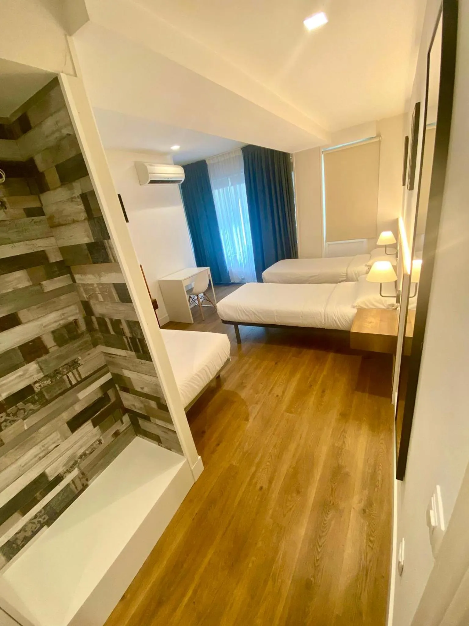 Photo of the whole room, Bed in Far Home Gran Vía