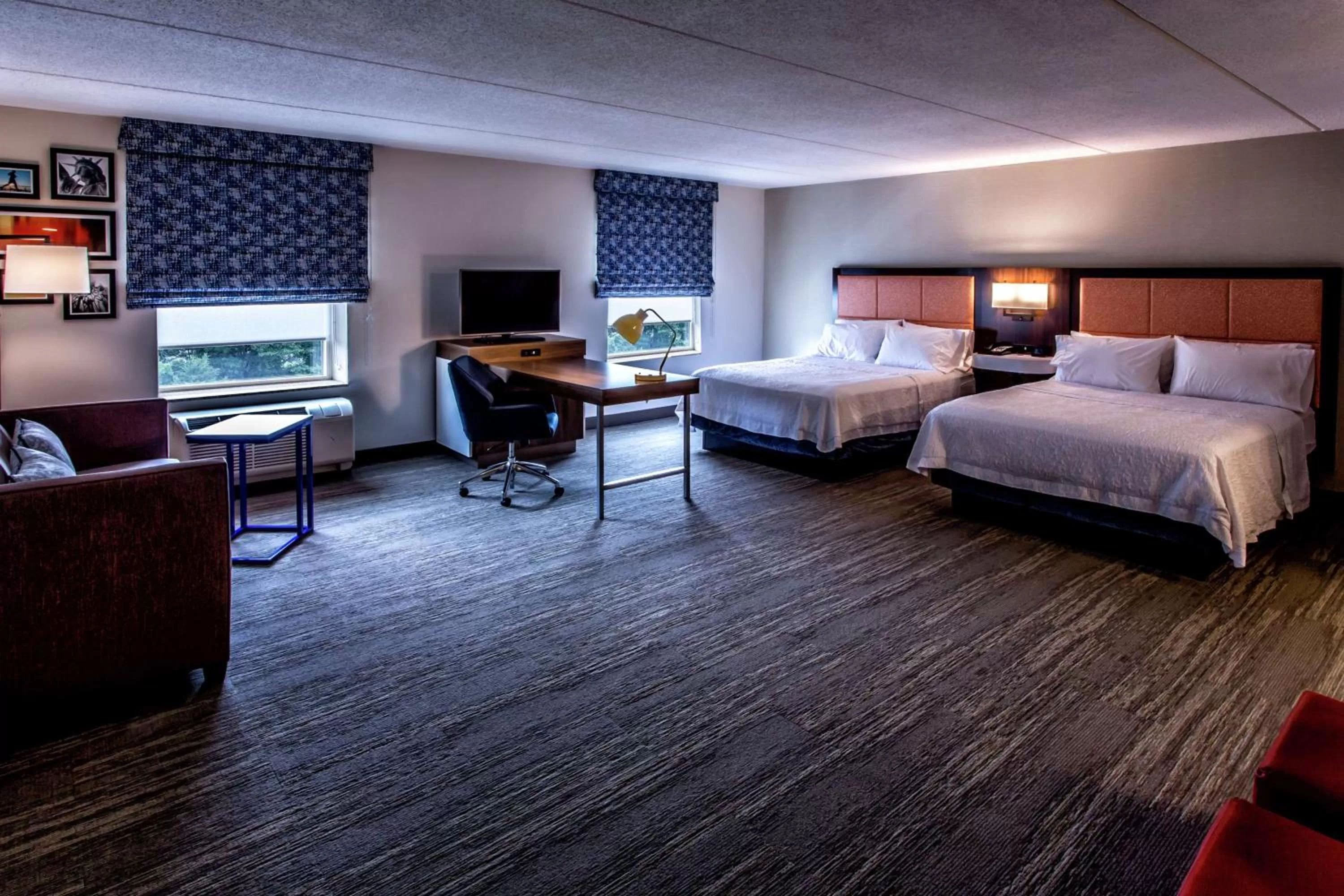 Bed in Hampton Inn & Suites Staten Island