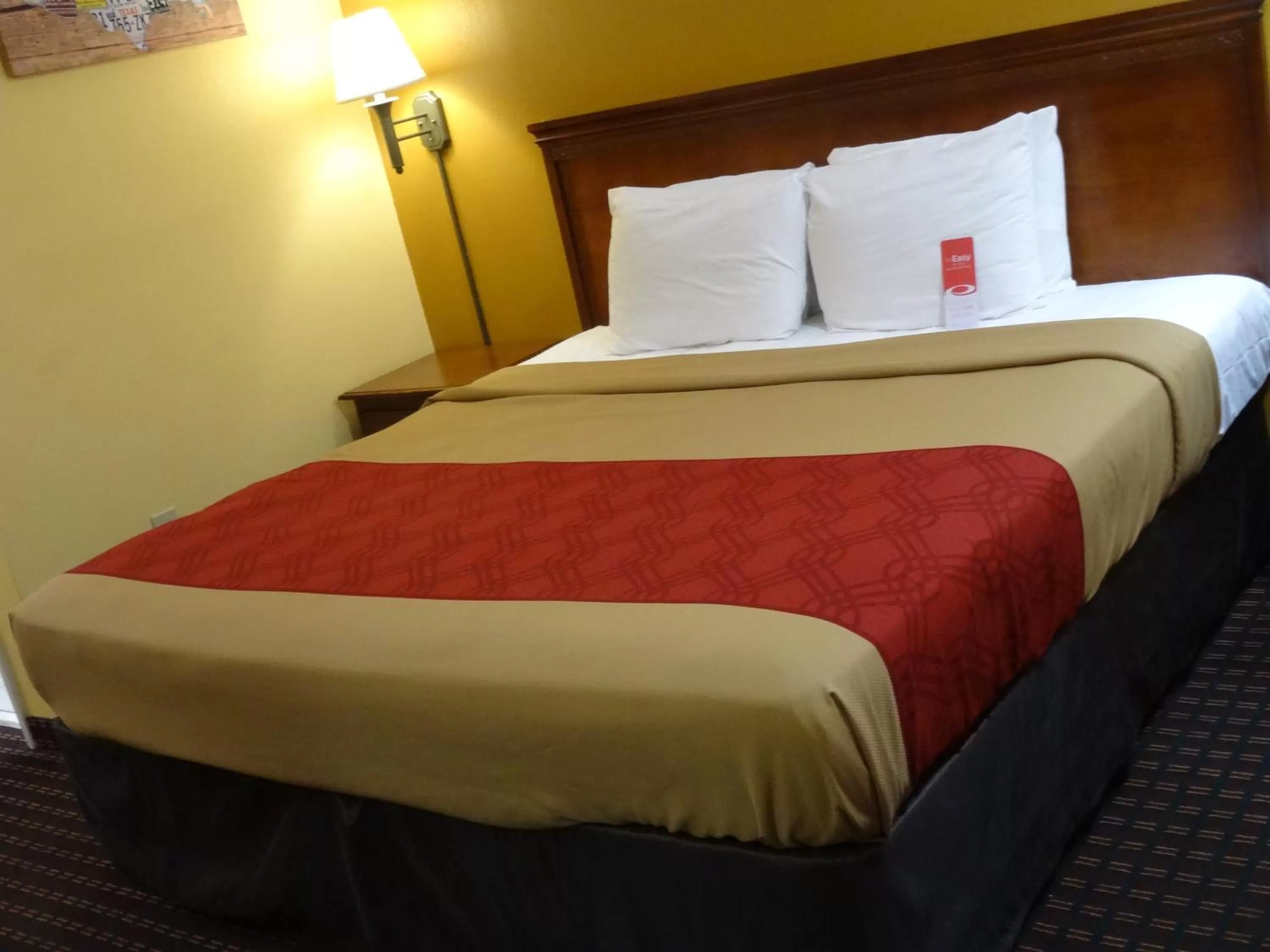 Bed in Econo Lodge Fredericksburg near I-95