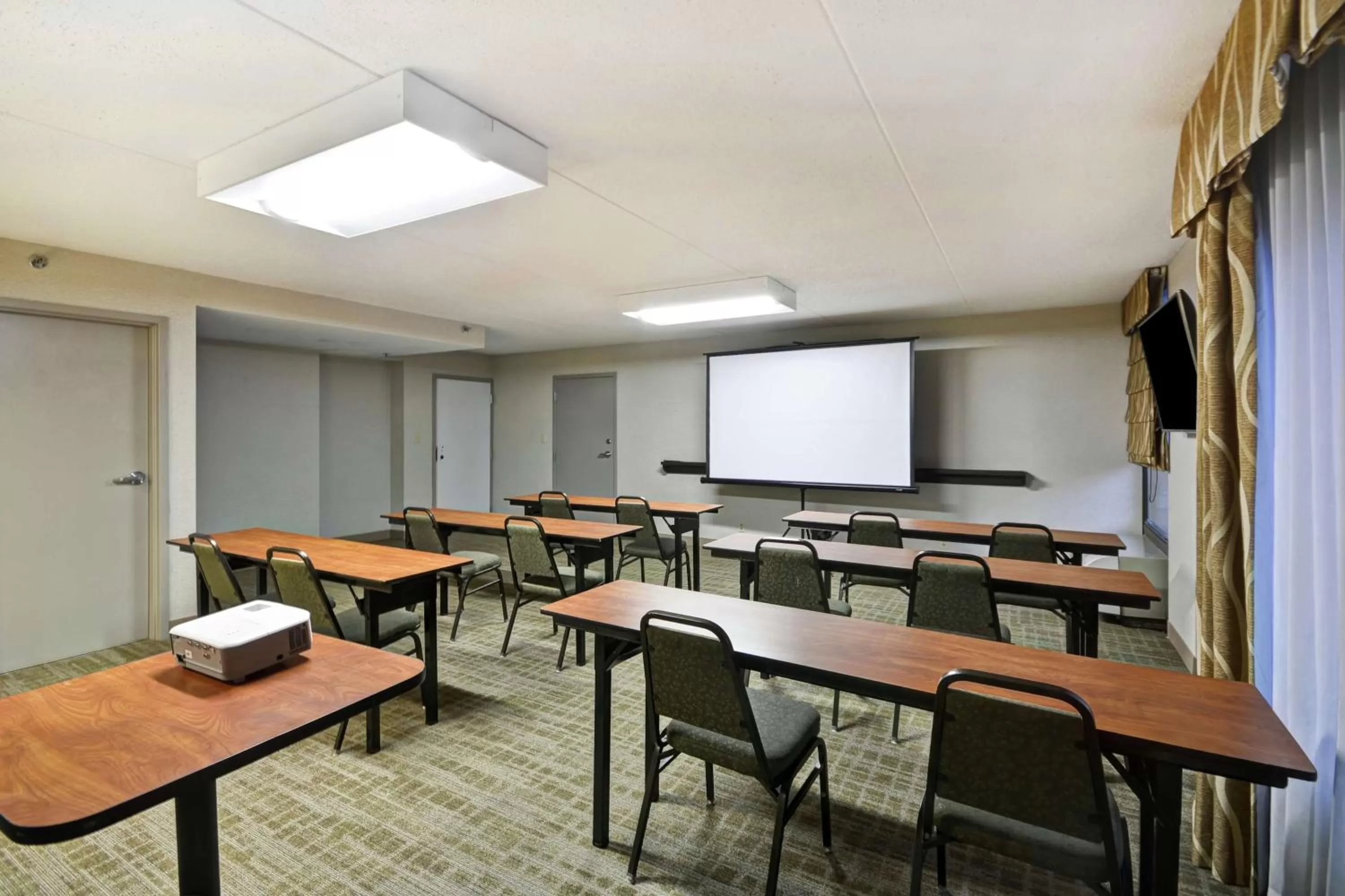 Meeting/conference room in Hampton Inn Detroit Madison Heights South Troy