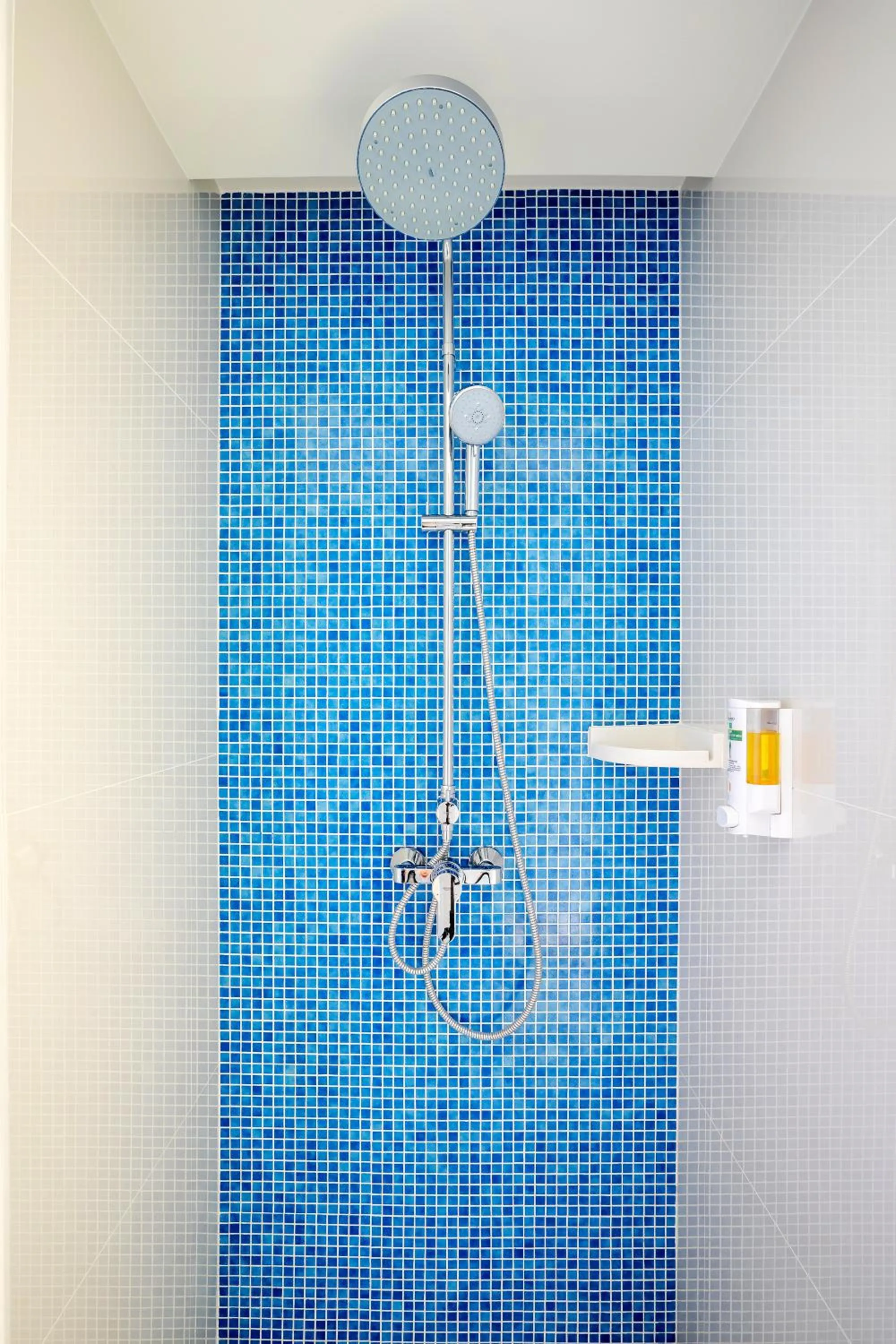 Shower in ibis Styles Siem Reap