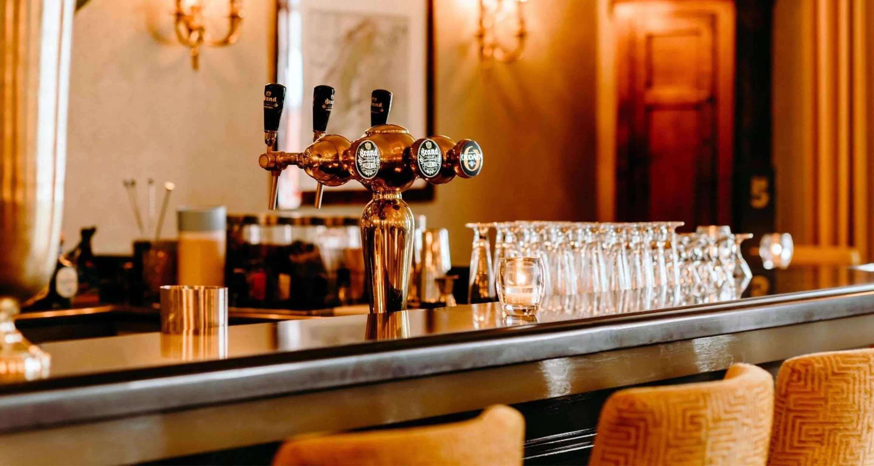 Lounge or bar in Grand Hotel Karel V