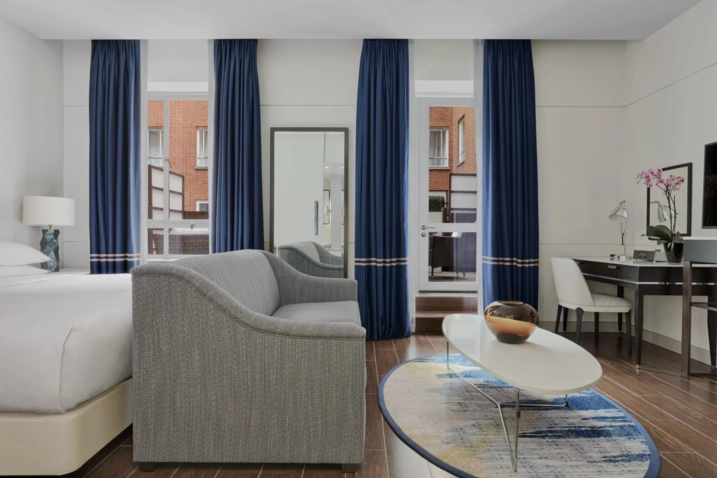 Photo of the whole room in London Marriott Hotel Grosvenor Square