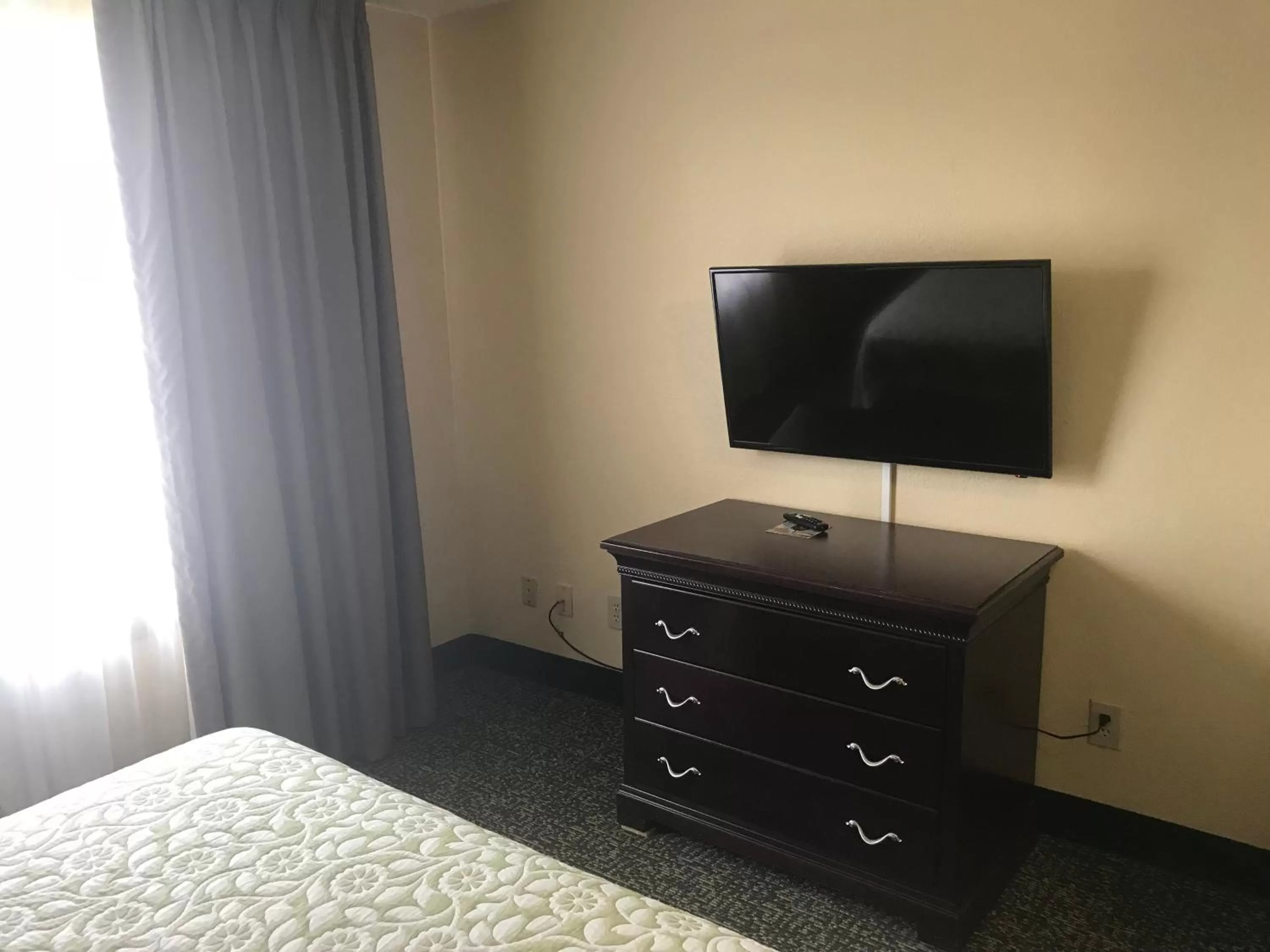 Photo of the whole room, Bed in Days Inn & Suites by Wyndham Tucker/Northlake