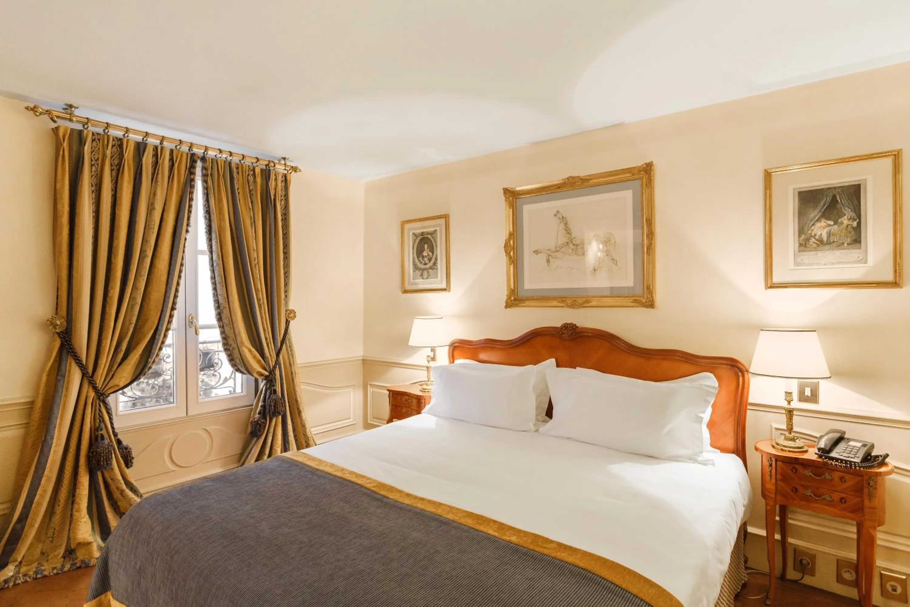 Photo of the whole room, Bed in Hotel Luxembourg Parc