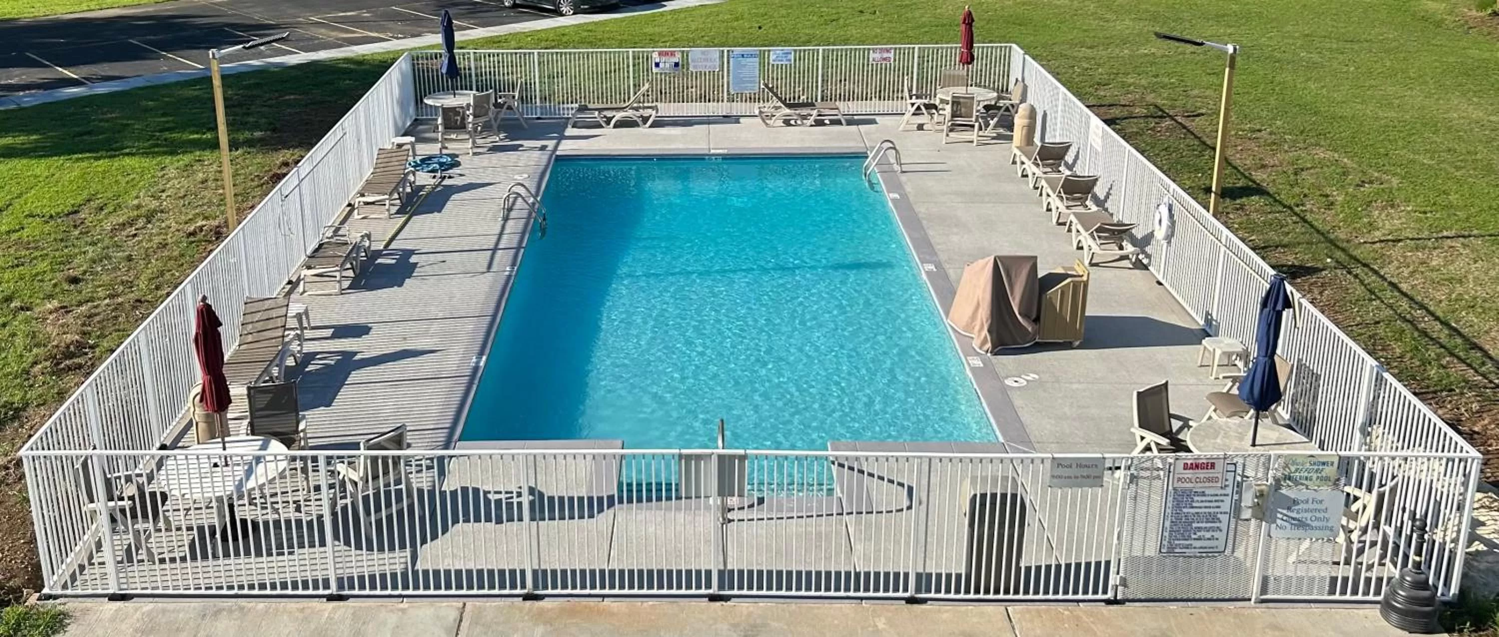 Swimming pool in Motel 6-Greensboro, NC - Airport